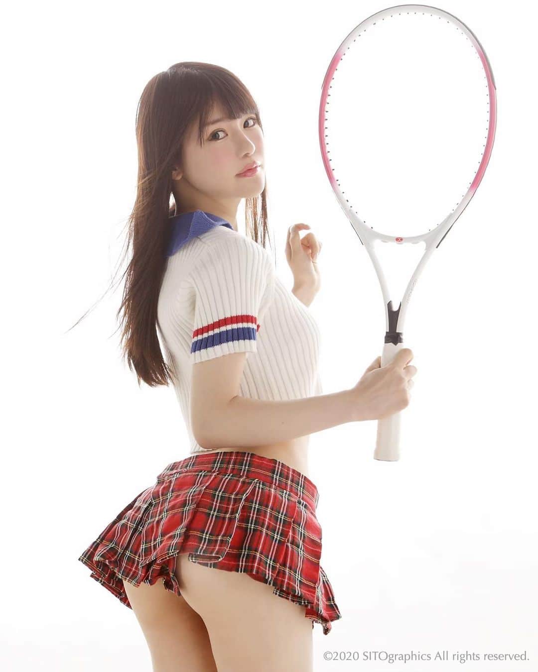 シト山口のインスタグラム：「こっちの方が可愛いかな？  テニス🎾ルックは人気です💕✨ これ、もう１回撮りたいな😊💕✨  model #鈴木ちひろ @chihiro0917_  tops FOREVER21 モデル私物 photo シト山口 @sito_yamaguchi  #model #make #fashion #hairmake #photo #profoto #shoot  #instafollow #フォロー  #いいね #モデル #小顔 #スタイル #ヘアメイク #メイク #ポートレート #ファッション #ビューティー #作品撮り #写真好きな人と繋がりたい #撮影 #一眼レフ #モデル募集 #被写体 #水着 #swimwear ©︎2020 SITOgraphics all right reserved.」