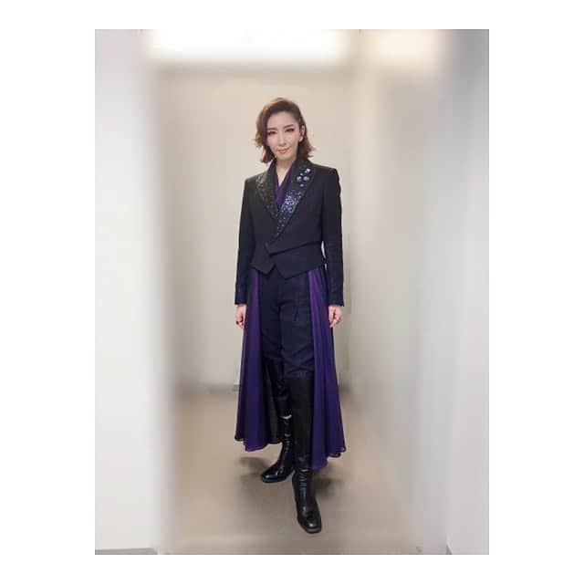 瀬奈じゅんさんのインスタグラム写真 - (瀬奈じゅんInstagram)「﻿ ﻿ 「エリザベートTAKARAZUKA25周年スペシャル・ガラ・コンサート」月組ver、無事終了致しました。﻿ ご観劇下さった皆様、観劇出来なかったけれど応援していて下さった皆様、本当にありがとうございました！﻿ 色々、色々、書きたい面白話満載なのですが、まずは無事終えたご報告を。﻿ ﻿ あー、楽しかった！！﻿ 宝塚の仲間って……特別ね。﻿ ﻿ また改めて綴ります。﻿ ﻿ この全身写真は今日のルキーニが撮ってくれました。﻿ 「鳩がでますよっ！」って言ってくれなかったけど……ありがと、とし。﻿ ﻿ そしてこのお衣装、天才・有村淳先生が私の好みに合わせて作って下さいました……幸せ。﻿ 大切に致します！！﻿ ﻿ 明後日はルキーニ。﻿ としさんをお手本に頑張りますっ！！﻿ ﻿ ﻿ #エリザベート　﻿ #ガラコンサート　﻿ #月組　﻿ #トート　﻿ #宇月颯 さん﻿ #最高のルキーニ　﻿ #有村淳 先生﻿ #天才衣装デザイナー　﻿ #感謝　﻿ #瀬奈じゅん」4月19日 23時31分 - junsena_official