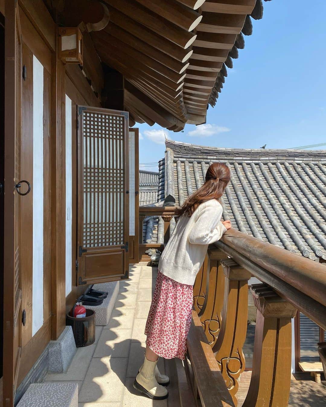 パク・ミンジのインスタグラム：「경주에 다시 간다면 또 가고싶은 한옥스테이! 우리는 독채에서 머물렀는데, 앞에 물 흐르는 것도 좋았구! 작은 디테일 하나하나 마저 신경쓴게 느껴졌던 곳. 고무신 마저도 귀엽구! 사모님, 사장님이 4년이 걸려 완성시킨 멋-찐 한옥 ♡ 초딩칭구들과 역시나 우리스럽게 우당탕탕 다녀온 경주여행. 다음엔 엄마랑 둘이서 가고싶은 곳! 엘로도 오면 델꼬 가고 싶당! 자세한 리뷰는 이번주 내로 블로그에 꼼꼼하게 포스팅해야지 🧸✨ #경주한옥스테이 #경주숙소 #한옥인」