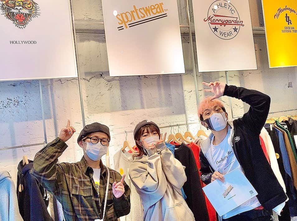 ぱいぱいでか美のインスタグラム：「ちんたくさんかわえさんと展示会☻ . いろんなブランドが集まった展示会！ 先日三人でお邪魔しました✌🏻✌🏻✌🏻 昔のマジ古着のリバーシブルを今っぽく落とし込んでたり ニットじゃない素材のタートルとか 古き良きラグランっぽさとか シンプルだけど一癖あるデザインがたくさんあって おしゃれ上級者みがあり こういうのに頼るぞ私は！と決意しながら、笑 楽しく見させてもらいました❤︎ 写真で着てるニットキャップとパーカーも 以前の展示会でお願いしたものです💗 展示会のあと三人でハロショも行って楽しかった〜！ ちんたくさんの佳林ちゃん自画像タトゥーまじでイケてる。 . #newhattan #sportswear #edhardy #merrygarden #thehamburgerinn #ちんたく さん #劇場版ゴキゲン帝国∞ #かわえなつき さん #おとももち #ぱいぱいでか美 #でか美ちゃん」