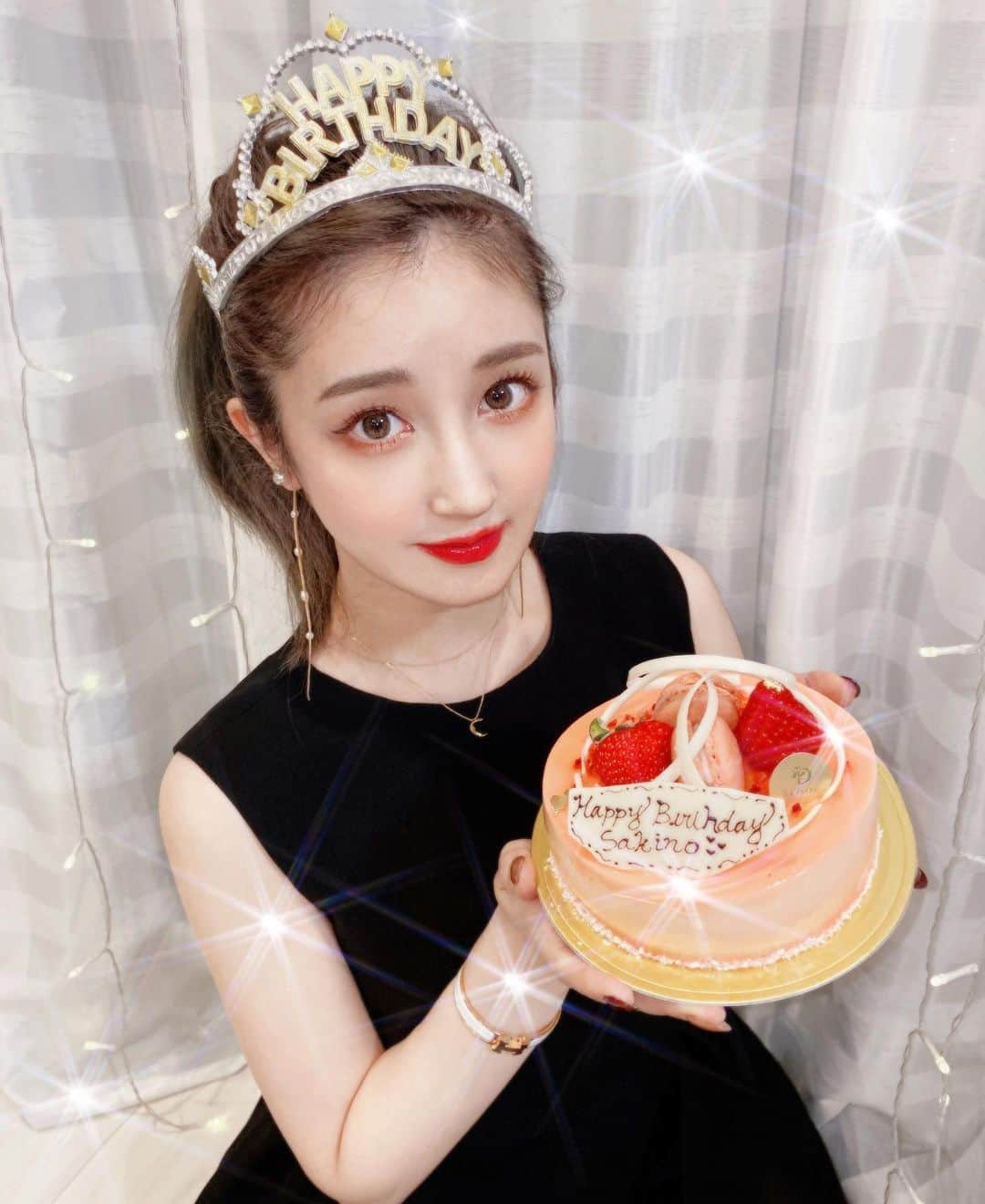 新希咲乃さんのインスタグラム写真 - (新希咲乃Instagram)「2021 4/20 My Birthday 🍰  今日は私のお誕生日です´`*幸せ〜 今さっきの私の写真です！笑  もっともっと色んな経験をして、 優しく上品に華麗に生きていきたい！ 年相応の美しさ、色気、などなど 身に着けていきたいものです。笑  いつも皆に助けられてるから どんな形になるか分からないけど、 私なりに皆にお返しして行きたいな！ (欲しいものとかあったら作るね。笑)  いつも、いいね、コメント、メンションなどなど本当にありがとう。  いつも励まされてるよ♡♡  皆様、これからもレベルアップした 咲乃をよろしくお願いします😊❤️   #誕生日  #happybirthdaytome   #mybirthday #26thbirthday」4月20日 0時01分 - niki_sakino