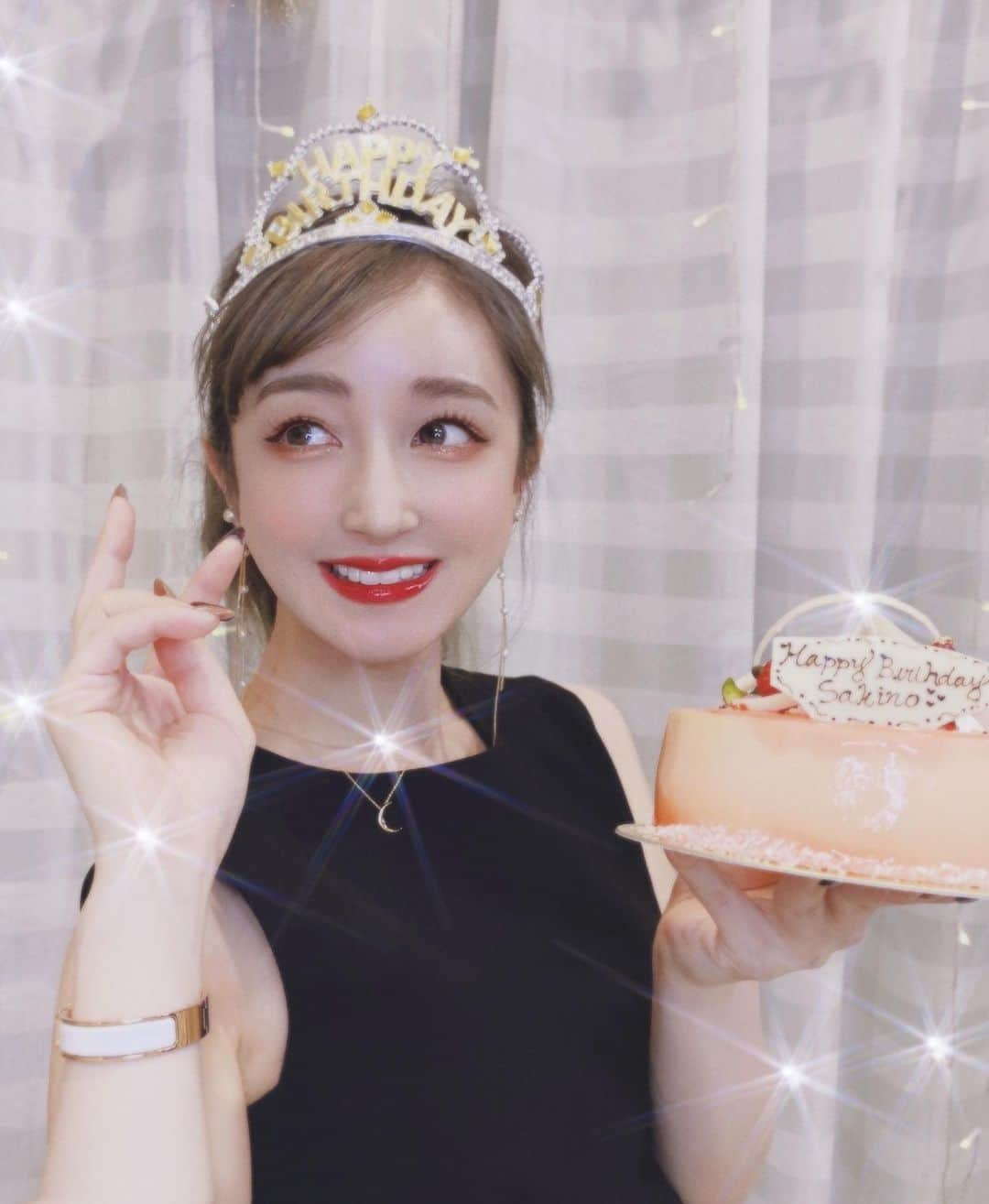 新希咲乃さんのインスタグラム写真 - (新希咲乃Instagram)「2021 4/20 My Birthday 🍰  今日は私のお誕生日です´`*幸せ〜 今さっきの私の写真です！笑  もっともっと色んな経験をして、 優しく上品に華麗に生きていきたい！ 年相応の美しさ、色気、などなど 身に着けていきたいものです。笑  いつも皆に助けられてるから どんな形になるか分からないけど、 私なりに皆にお返しして行きたいな！ (欲しいものとかあったら作るね。笑)  いつも、いいね、コメント、メンションなどなど本当にありがとう。  いつも励まされてるよ♡♡  皆様、これからもレベルアップした 咲乃をよろしくお願いします😊❤️   #誕生日  #happybirthdaytome   #mybirthday #26thbirthday」4月20日 0時01分 - niki_sakino