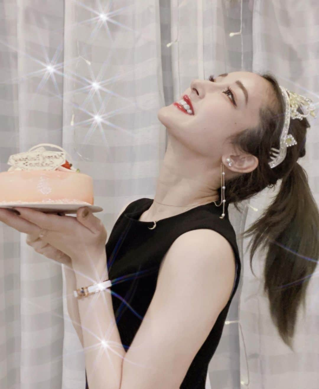 新希咲乃さんのインスタグラム写真 - (新希咲乃Instagram)「2021 4/20 My Birthday 🍰  今日は私のお誕生日です´`*幸せ〜 今さっきの私の写真です！笑  もっともっと色んな経験をして、 優しく上品に華麗に生きていきたい！ 年相応の美しさ、色気、などなど 身に着けていきたいものです。笑  いつも皆に助けられてるから どんな形になるか分からないけど、 私なりに皆にお返しして行きたいな！ (欲しいものとかあったら作るね。笑)  いつも、いいね、コメント、メンションなどなど本当にありがとう。  いつも励まされてるよ♡♡  皆様、これからもレベルアップした 咲乃をよろしくお願いします😊❤️   #誕生日  #happybirthdaytome   #mybirthday #26thbirthday」4月20日 0時01分 - niki_sakino