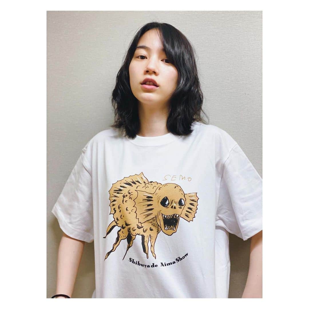 のん（能年玲奈）さんのインスタグラム写真 - (のん（能年玲奈）Instagram)「#シブヤデアイマショウ　の物販で買える、セモTシャツ。公演を観てくださった方にはきっと愛くるしい、感動の、干物…？です🌸 2日目を終えました、楽しかった〜！ #松尾スズキ　さん　#シアターコクーン　#Bunkamura #渋谷」4月20日 0時02分 - non_kamo_ne