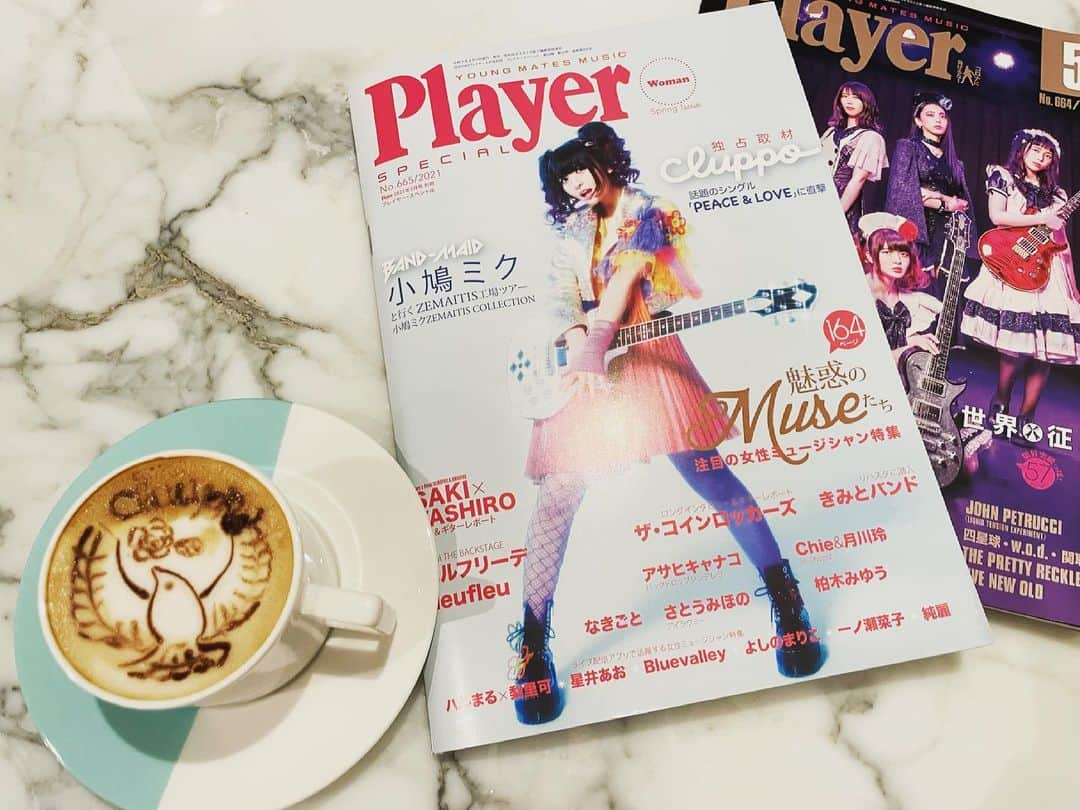 小鳩ミクさんのインスタグラム写真 - (小鳩ミクInstagram)「🕊 Player様の表紙になりましたっぽ。 本誌はBAND-MAID！ そして嬉しい事に別冊は cluppo🕊🌈❤️ 皆様ゲットして下さいっぽね。 恥ずかしいくらい 沢山かいてあるっぽ。笑  発売を祝って、ラテアートで 小鳩シグネーチャーの 鳩さんを書いてみたっぽ🕊🎸  #bandmaid #cluppo #player #playerwoman #special #zemaitis  #flappypigeon  #おうち時間　#ラテアート #lateart」4月20日 0時11分 - kobatomiku