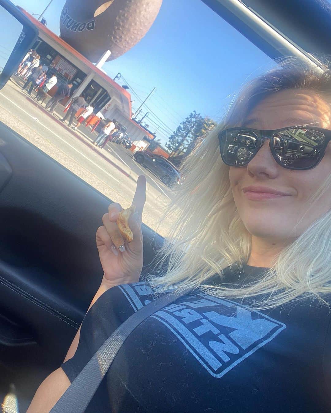 ケナ・ジェームスのインスタグラム：「Doughnuts anyone? 🍩」