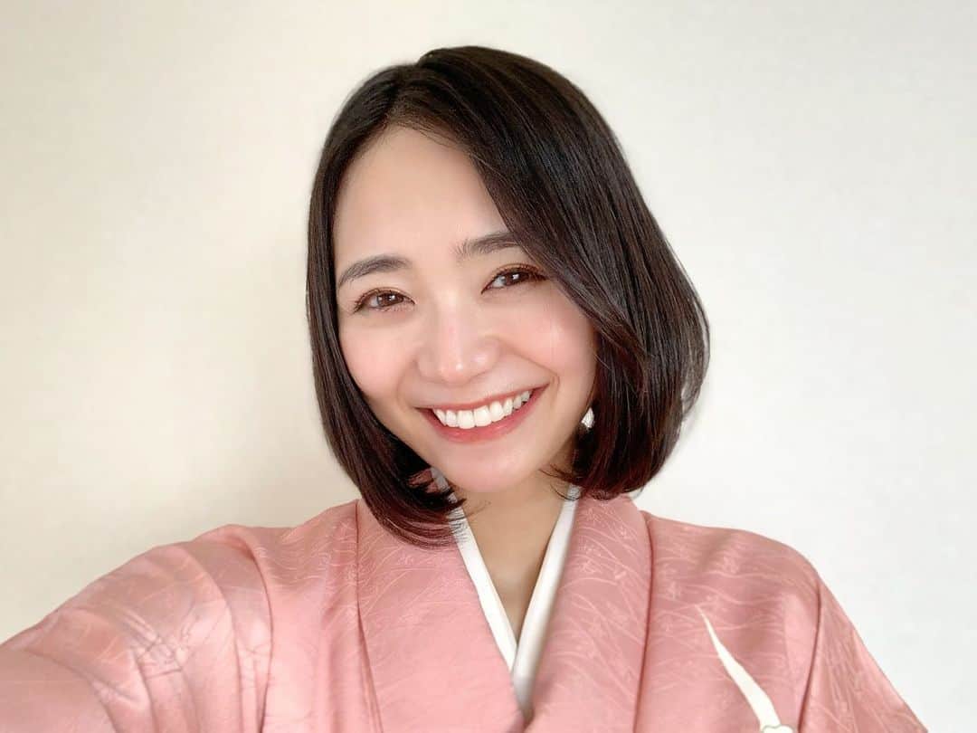 緑川静香のインスタグラム：「【お知らせ】﻿ ﻿ 21日(水)23:59〜日テレ系全国﻿ 『それって⁉︎実際どうなの課』﻿ ﻿ 出演させて頂きます❤️﻿ ﻿ おなじみ不用品企画です！﻿ ヴィンテージ雑貨はどこまで化けるのか！？﻿ ﻿ そして今回は買い手のポイントも…？🌸﻿ ﻿ ぜーーーったい観てよね🥰﻿ ﻿ 放送前の23:30くらいからインスタライブもしますね☺️✨✨✨﻿ ﻿ #それって実際どうなの課  #この写真はなんなのか？ #観てのお楽しみですw #ぜーったい観てね観てね」