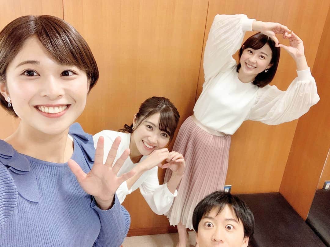 のインスタグラム：「先週はマスターズでお休みだったので、 2週間ぶりの月曜メンバーでした😊 その間に、大学生のりさちゃんは春休みが明けて、授業が始まったそうです✏️  4月は新生活の季節ですね！  若林  ※撮影の時のみマスクを外しています  #月曜日 #山本匠晃 #若林有子 #山本里咲 #アナウンサー #久保井朝美 #気象予報士 #はやドキ #tbs」