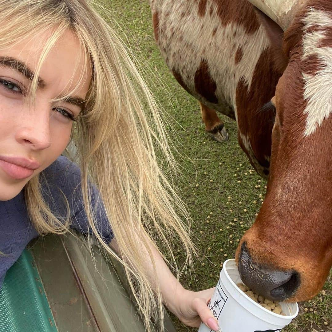 サブリナ・カーペンターさんのインスタグラム写真 - (サブリナ・カーペンターInstagram)「🤠」4月20日 1時17分 - sabrinacarpenter