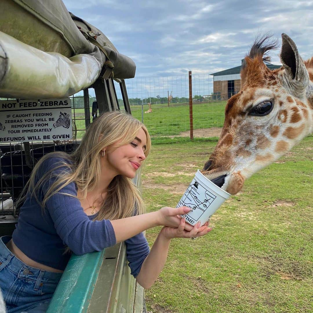 サブリナ・カーペンターさんのインスタグラム写真 - (サブリナ・カーペンターInstagram)「🤠」4月20日 1時17分 - sabrinacarpenter