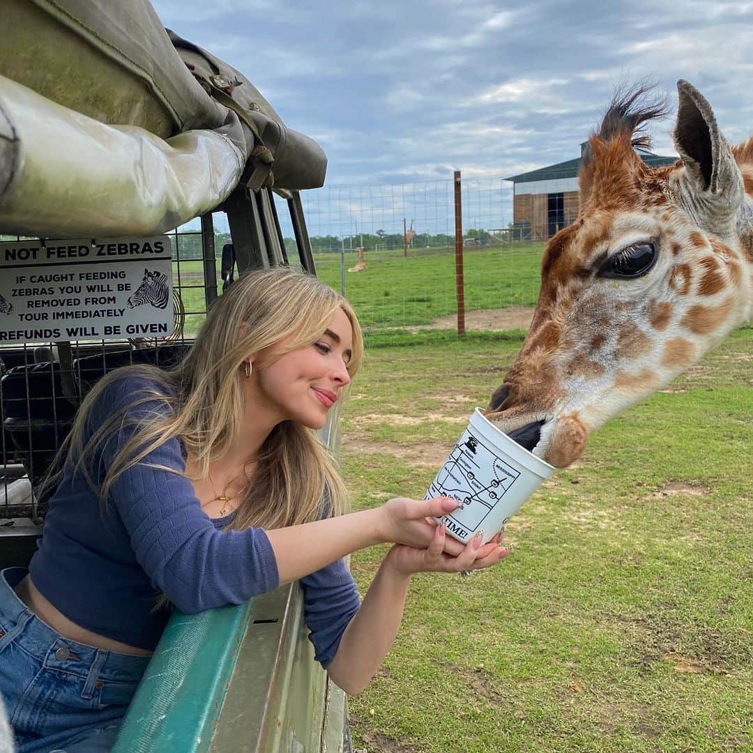 サブリナ・カーペンターのインスタグラム：「🤠」