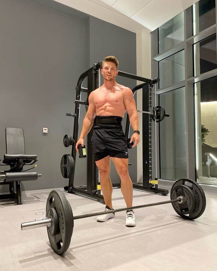 スティーブ・クックのインスタグラム：「The Pendlay Row one of my favorite back exercises! If you want bigger lats do you need to Row 2 grow. But not all rowing exercises Are created equal. I love the pin the road because it requires us to start from the ground on each movement- Collecting ourselves, setting up and doing each rep to perfection. You’ll need to go lighter as you won’t have the momentum from swinging like you might with a normal row. It is also a safer movement with less risk injury. if you’re needing a new pre-work out then definitely check out the alien elixir from @culturesupps it just released!」