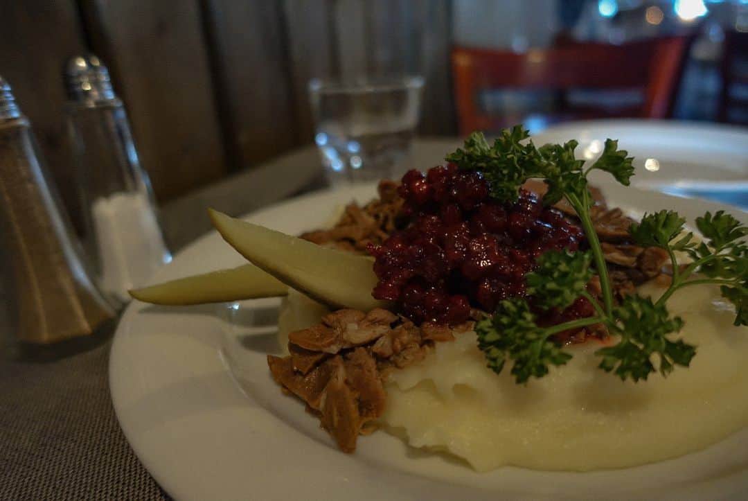 辰巳奈都子さんのインスタグラム写真 - (辰巳奈都子Instagram)「メニュー見ながら 寝てない？💤(๑˘ ˘๑)*.。  フィンランドではポピュラーにトナカイ肉を食べるよ𓍄 𓂃𓈒𓏸 私は結構好き。  トナカイ肉にベリーのソース🫐 その組み合わせがいかにも北欧な感じ🇫🇮 #saariselkä  #teerenpesä  #reindeer  #🦌」4月20日 2時04分 - tatsumi_natsuko