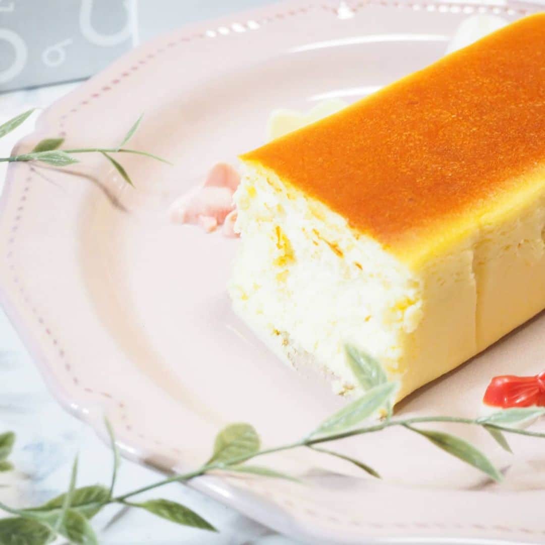 Kuboi Ayumiさんのインスタグラム写真 - (Kuboi AyumiInstagram)「食べる手がとまらない！ ふわっふわで雪のような口どけのチーズケーキでおやつタイムを。  チーズケーキが好きで、いろいろ食べているのですが 今回お取り寄せしたのは3種類のチーズを使っているfrozen cake 111(@frozencake111)。  上の部分は濃厚で、ベイクドチーズケーキのよう。 下の部分は雪のようにほろほろっと溶けていくような食感。 ナイフで切るよりスプーンですくって食べちゃいたい、そんなチーズケーキです。  食感が楽しくて、おいしくて、ついつい食べすぎちゃう。 しっかりチーズを感じられるのに、あと味は重くなくさっぱり食べられるのは不思議。  春の限定パッケージもあるので、ギフトにはもちろん、自分へのご褒美にもぴったりです。  #お取り寄せ #おうちごはん #おうちカフェ #おうちおやつ #チーズケーキ #frozencake111 #チーズケーキ #cheesecake #ご褒美スイーツ #お取り寄せスイーツ #贈り物 #お取り寄せグルメ #マーチ111 #pr #おとりよせネット #自分へのご褒美 #フローズンケーキ」4月20日 12時21分 - himekagami