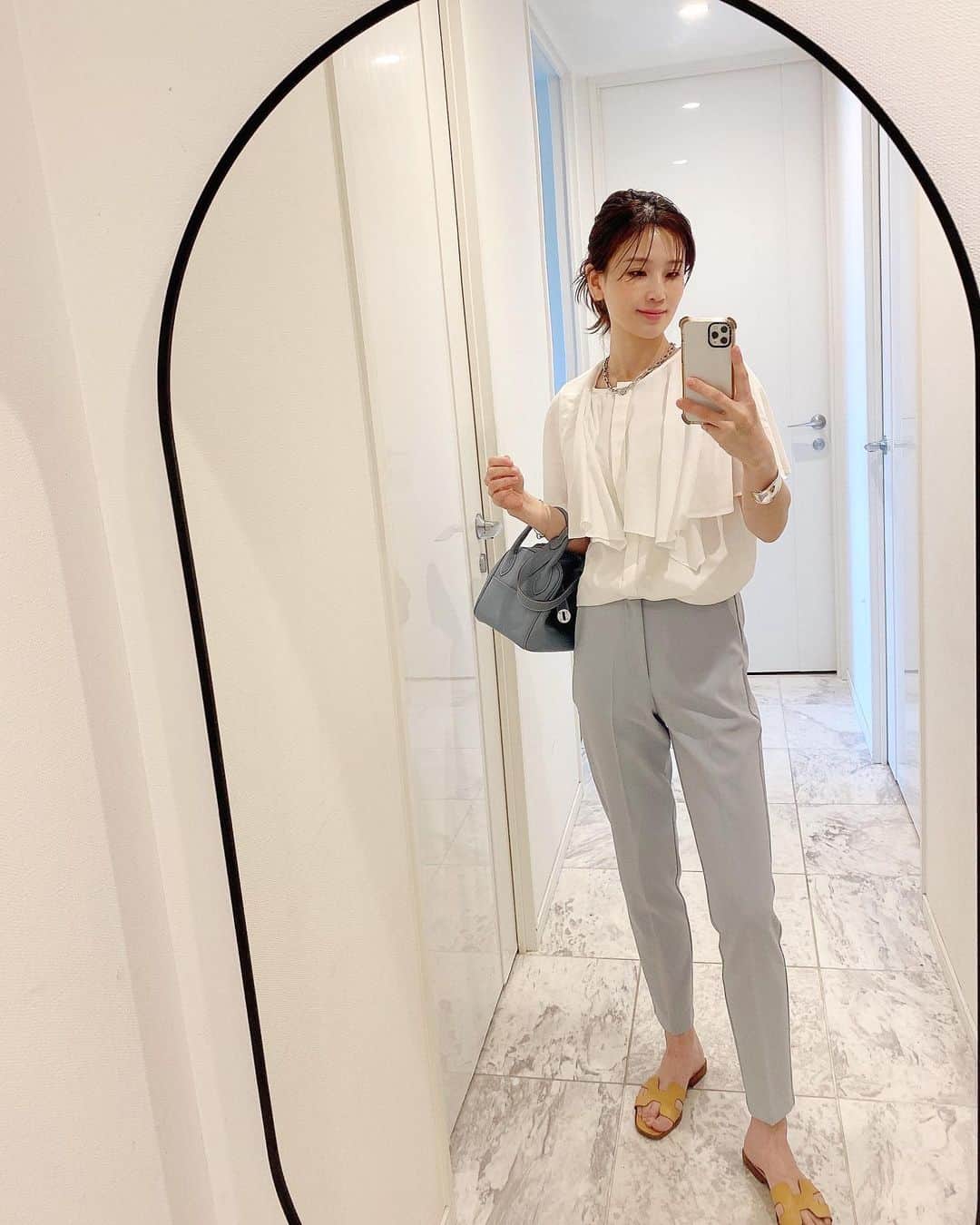 永田明華のインスタグラム：「@dolce._official の人気#テーパードパンツ ですが、とってもカタチ綺麗で良いです♡後ろゴムで動きやすいし。 色違い欲しいなぁと( ¨̮ )  今季は#ブラウスコーデ な気分っ  ・ ・ #ブラウス #バンツコーデ  #サンダルコーデ #パンツコーデ」