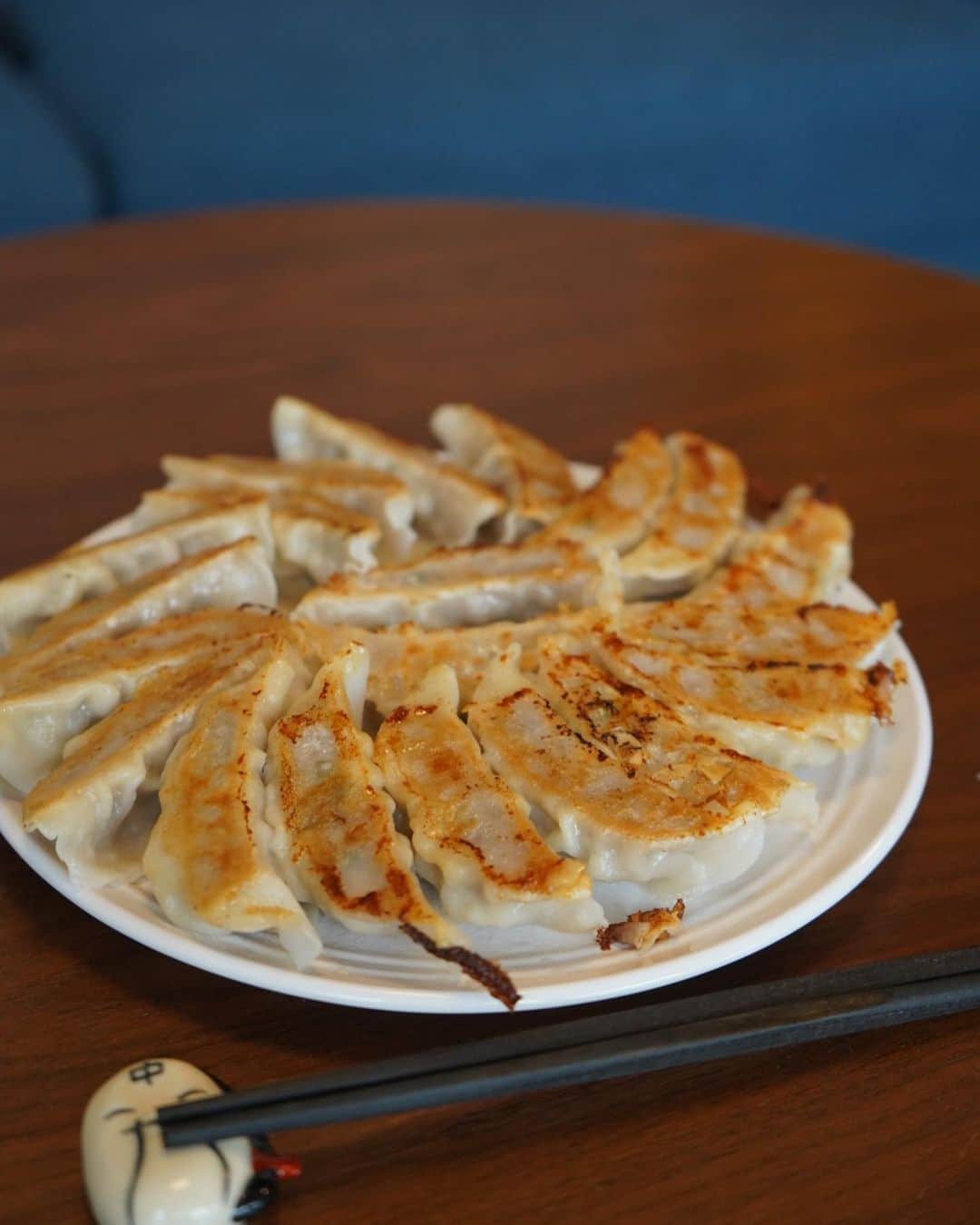 坂元美香さんのインスタグラム写真 - (坂元美香Instagram)「今日はいただいた鴨餃子を お昼ごはんに作ってみましたー。  大阪にある鴨料理の専門店オペレッタ52 の鴨餃子なんですって。  鴨が好きな方もそうでない方も 美味しく食べれる鴨餃子！！  これはいいわ。 冷凍で作るのも簡単だし 大きさもちょうど良いから パクパクいける😙 鴨肉独特の臭いもないから とにかく美味しくて 息子と二人で一人10個ずつペロっと完食😋  さぁ、今日もこれから 筋トレ頑張ってきまーす！  #餃子 #鴨餃子 #おつまみ #おひるごはん #鴨料理 #ヘルシー餃子 #冷凍餃子 #オペレッタ52 #料理動画」4月20日 12時50分 - mika_saka