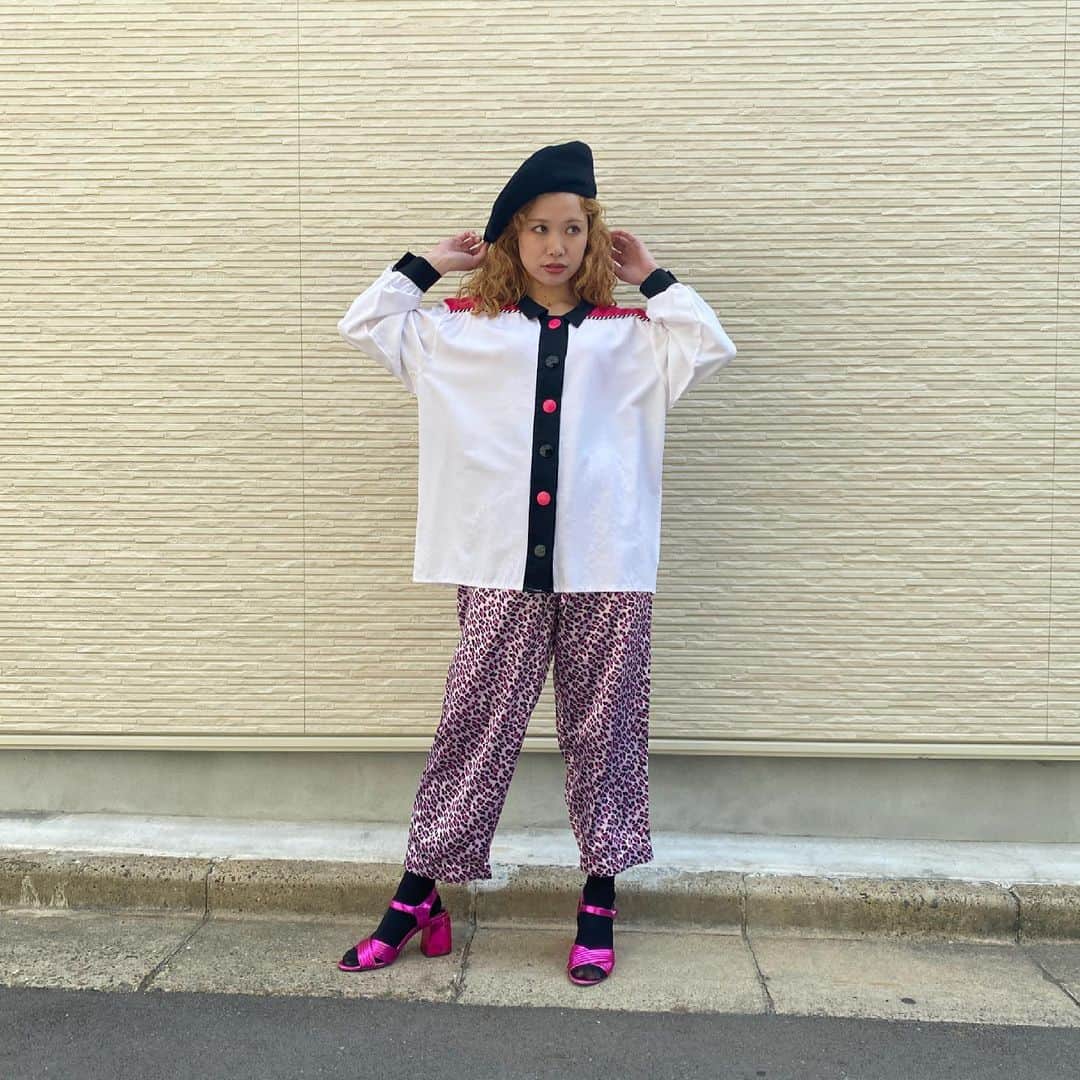 PUNK CAKEのインスタグラム：「•pink shoulder shirt  •pink leopard pajama pants」