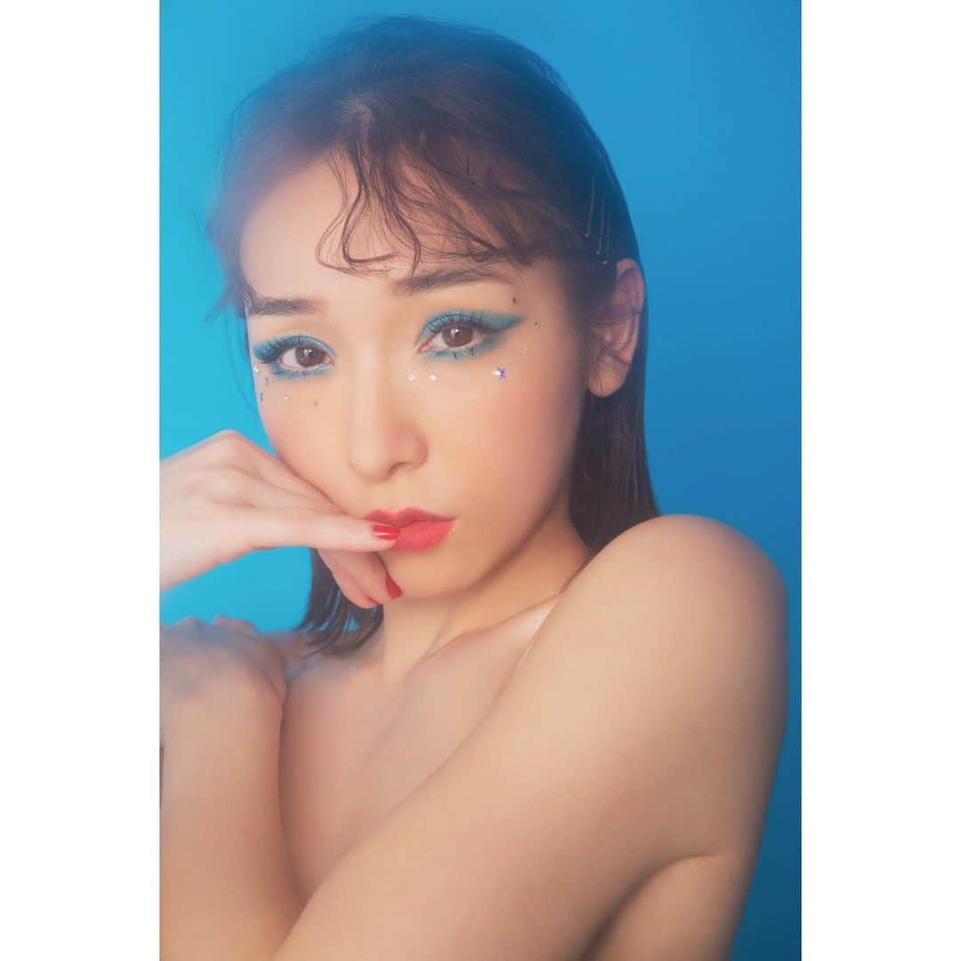 加護亜依さんのインスタグラム写真 - (加護亜依Instagram)「葵ノセカイ🌎🌎🌎 ・ ・ Thanks @magnese_tokyo  ・ photographer @keiichinitta  retoucher @yuji.hatakeyama  hair&make up @magnese_akina   manicurist @ayaka__tanaka  producer/production @yukari_magnese @magnese_tokyo  #magnesetokyo」4月20日 13時04分 - ai.1988kg