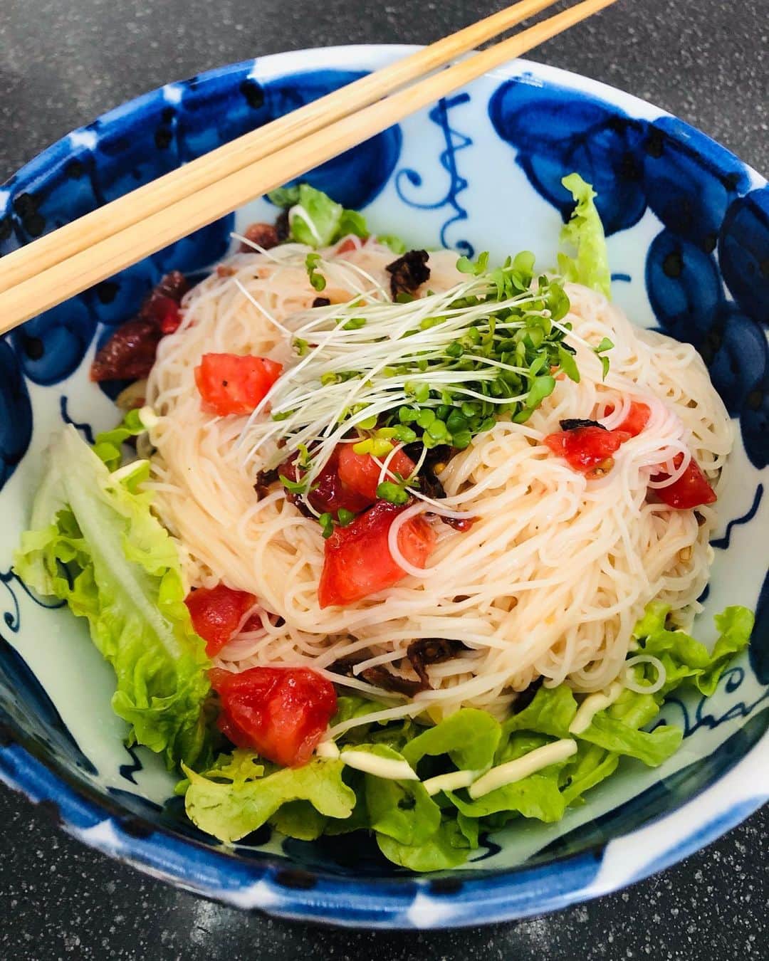 のインスタグラム：「今日の朝昼一緒ご飯💖 素麺を 冷製パスタ風に👍 刻んだドライトマトと塩トマト  オリーブオイルにガーリックオリーブオイルも少し混ぜて レモン汁 塩胡椒 出汁醤油少々 フリルレタスと ブロッコリースプラウトを添えて(マヨネーズ少しだけ)サラダ仕立て😊 有れば オリーブの実を刻んでもいいかも！ さっぱりして とても美味しいです❣️  #お家ご飯 #家族でご飯 #かあちゃんの味 #素麺アレンジ #冷製パスタ風 #遅く起きた朝 #毎日を楽しく #幸せのレシピ #今日食べた物が明日の身体を作る」