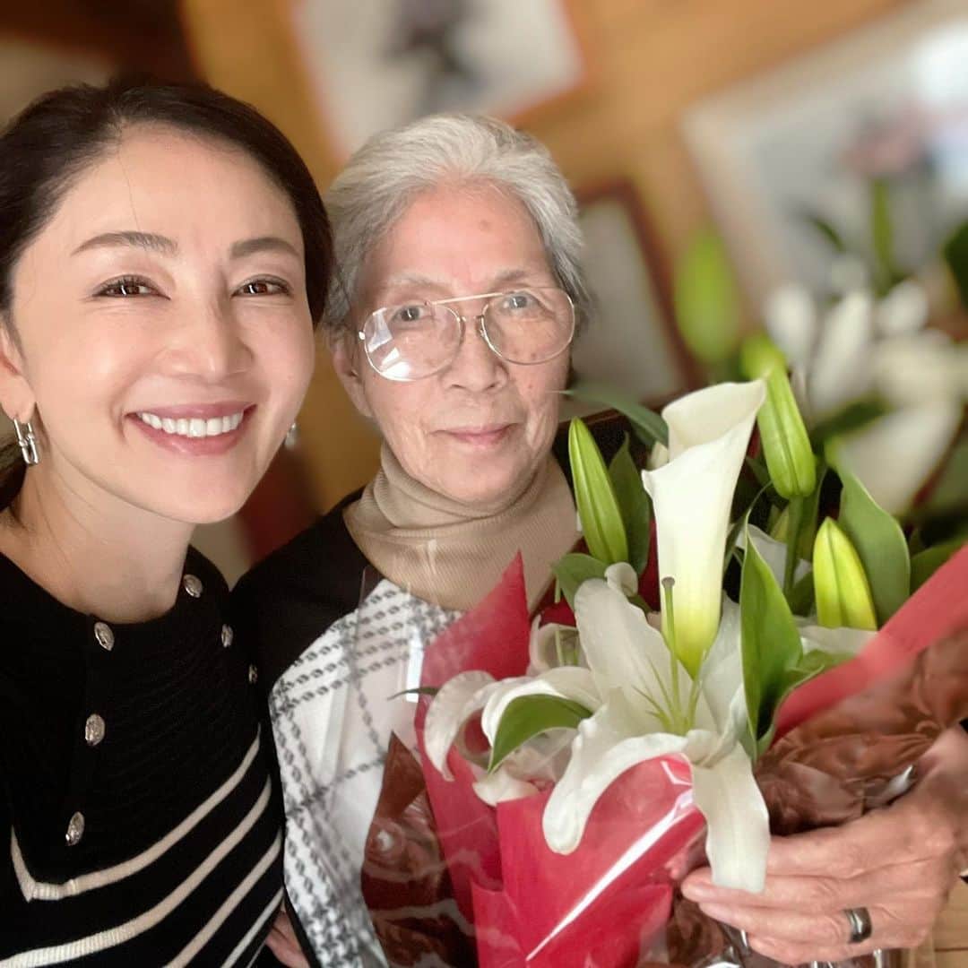 坂村かおるさんのインスタグラム写真 - (坂村かおるInstagram)「今日は母の86歳の誕生日です🎂 ・ 大好きなカサブランカの花束を頂きました😄 ・ また来年もSNSへ母の誕生日を祝いアップ出来ます様に‥💐 ・ ・  　　　﻿ 　　﻿ ﻿ 　　　　　　　　　　　　﻿ 　　﻿ ﻿ いつも「いいね！」を頂きありがとうございます。﻿ 皆さんのコメントに元気を貰っています😊﻿ ﻿ ﻿ #クィーンオブ美魔女﻿ #team美魔女﻿ #美ST﻿ #坂村かおる﻿ #トータルビューティーアドバイザー﻿ #美しく老いる﻿ #バランス﻿ #美容﻿ #コスメ﻿ #ファッション﻿ #今日のコーデ﻿ #トータルバランス﻿ #お洒落な人と繋がりたい﻿ #コスメ好きな人と繋がりたい﻿ #美意識高い人と繋がりたい﻿ #美魔女﻿ #美魔女が変わる﻿ #アップデートしてる人と繋がりた﻿ #母の誕生日﻿ #カサブランカ﻿ #花束﻿ ﻿ ﻿ ﻿」4月20日 13時17分 - kaoru.sakamura