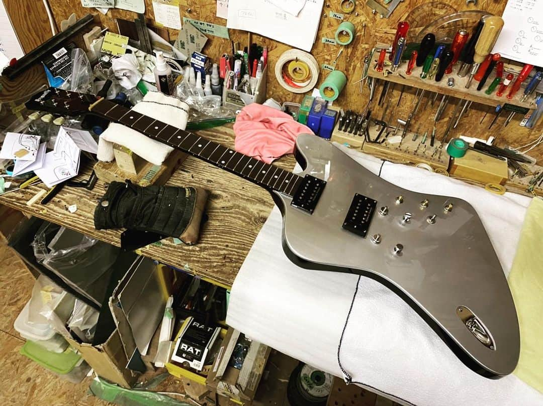 長瀬智也さんのインスタグラム写真 - (長瀬智也Instagram)「#dragonflyguitar  #harrysengineering  #firebirdbody #lespaulneck #humbucker  #mahoganywood #maplewood #silverbird」4月20日 13時20分 - nagasetomoya_