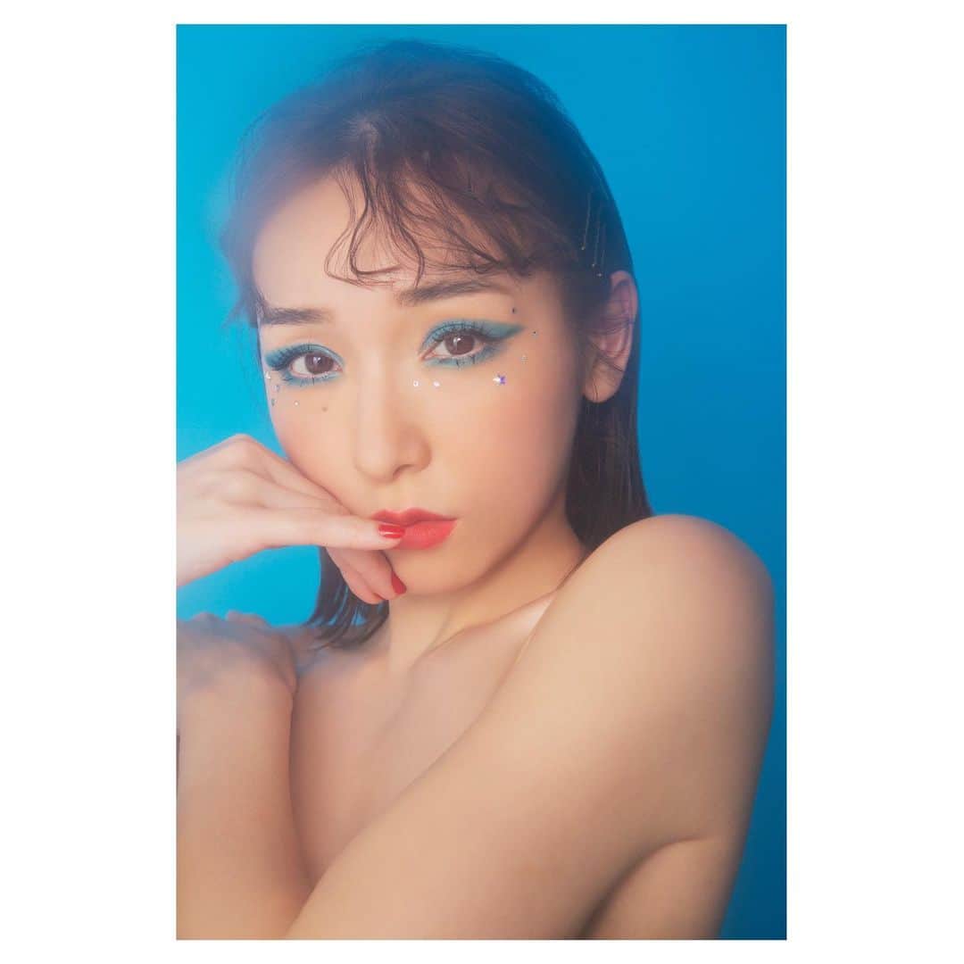 新田桂一のインスタグラム：「撮影楽しかったです❤️ 久しぶりにレンズにリップクリームを塗って撮影しました❤️めちゃくちゃ可愛い写真が撮れました。スタッフの皆様ありがとうございました😊 @ai.1988kg   葵ノセカイ🌎🌎🌎 ・ ・ Thanks @magnese_tokyo  ・ photographer @keiichinitta  retoucher @yuji.hatakeyama  hair&make up @magnese_akina   manicurist @ayaka__tanaka  producer/production @yukari_magnese @magnese_tokyo  #magnesetokyo」