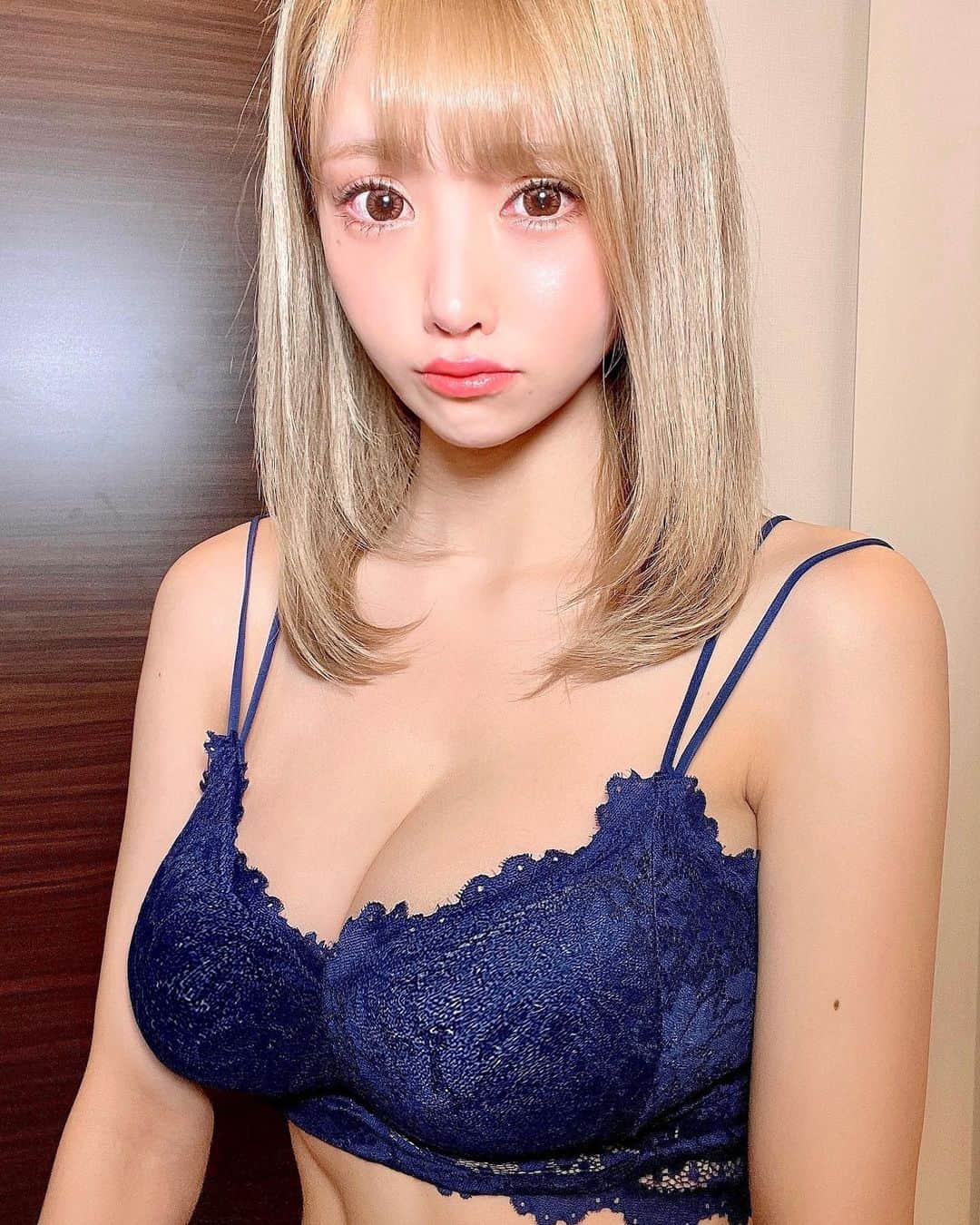 佐崎きさきのインスタグラム：「. . . . . . . . 你，認同自己擁有著美好的才能嗎 . 又或是 . 認為自己其實毫無成就呢？ . 即便過去你沒辦法這樣想 . 今天 . 今天就好 . 只有今天也罷 . 好好去充實那個愛著自己、尊重著自己的心吧 . . . . . すばらしい才能があるあなたを認めませんか？ . そして . ダメな自分も認めませんか？ . 昨日はそう想えなくても . 今日は . 今日だけは . 今日だけでも . 自分を愛し尊重する心を . 豊かにしてほしいです。 . . . . . . #腹筋 #肌肉 #腹肌 #照片 #性感內衣  #性感睡衣 #減脂 #training #gym  #gymlife #gymmotivation #muscle  #abs #abstractart #fitness #fitnessgirl  #トレーニング #腹筋女子 #운동 #사진 #미용 #hongkong #台湾 #香港  #taiwan #china  #좋아요 #팔로우 #오오티디 #좋반」