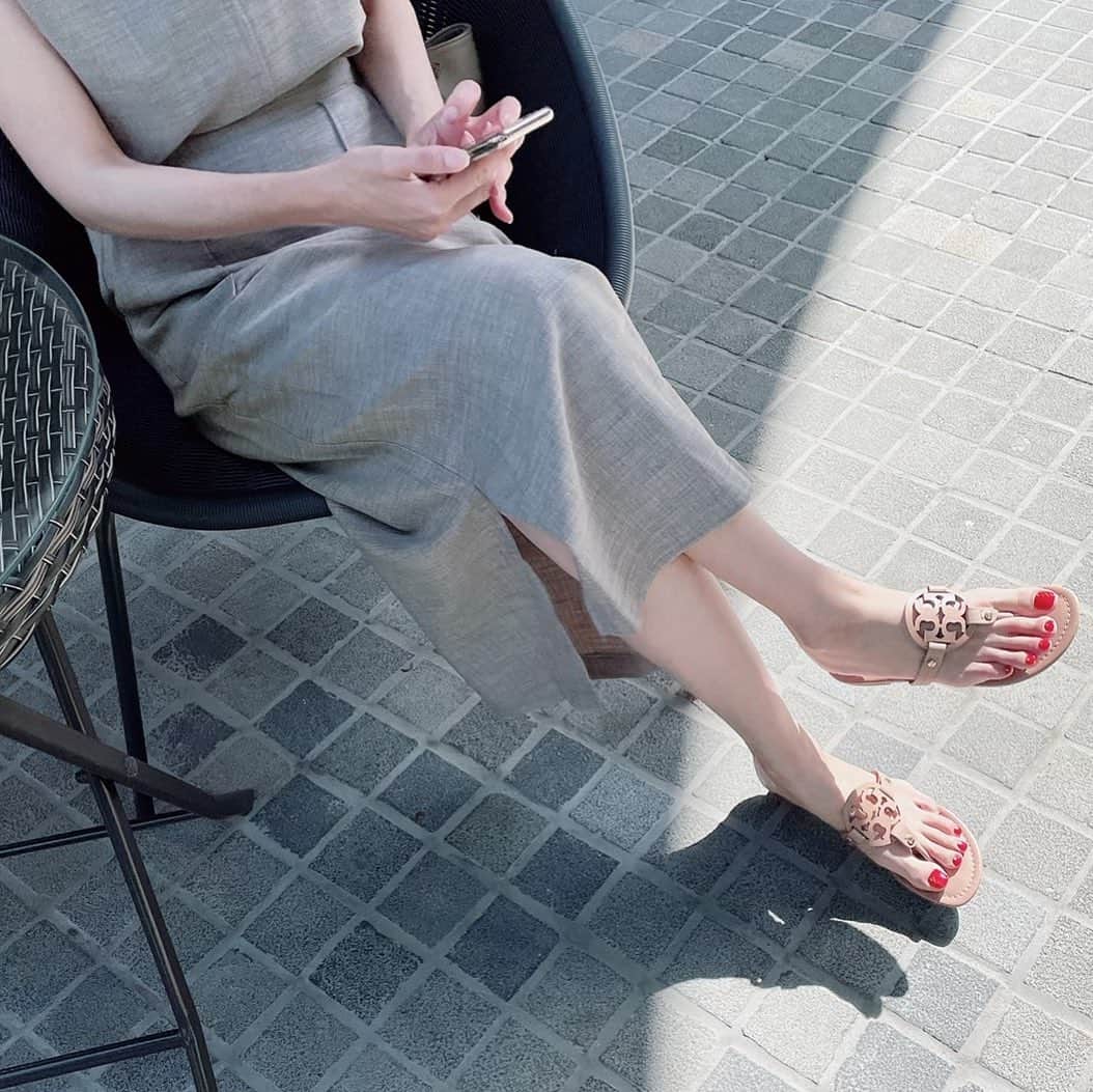 のインスタグラム：「フットネイル💅は赤❤️  @jetsetsoloplus のセットアップのスカートは両サイドのスリットがいい感じ😉  #ロングスカート #セットアップ #サンダル #サンダルコーデ #フットネイル #ママコーデ #ママ #中目黒 #中目黒カフェ」