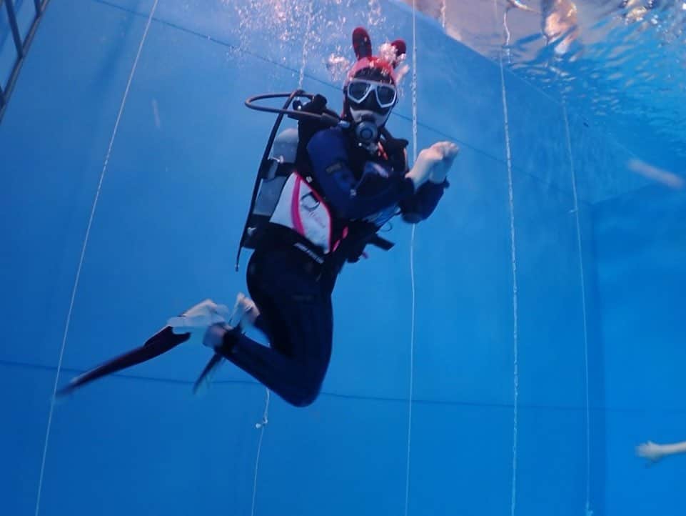 来栖あこさんのインスタグラム写真 - (来栖あこInstagram)「🤿♥️🤿♥️🤿♥️ Akoの新しい特技 #バブルリング 💙 #scubadiving #ダイビング女子」4月20日 6時59分 - akopai.081