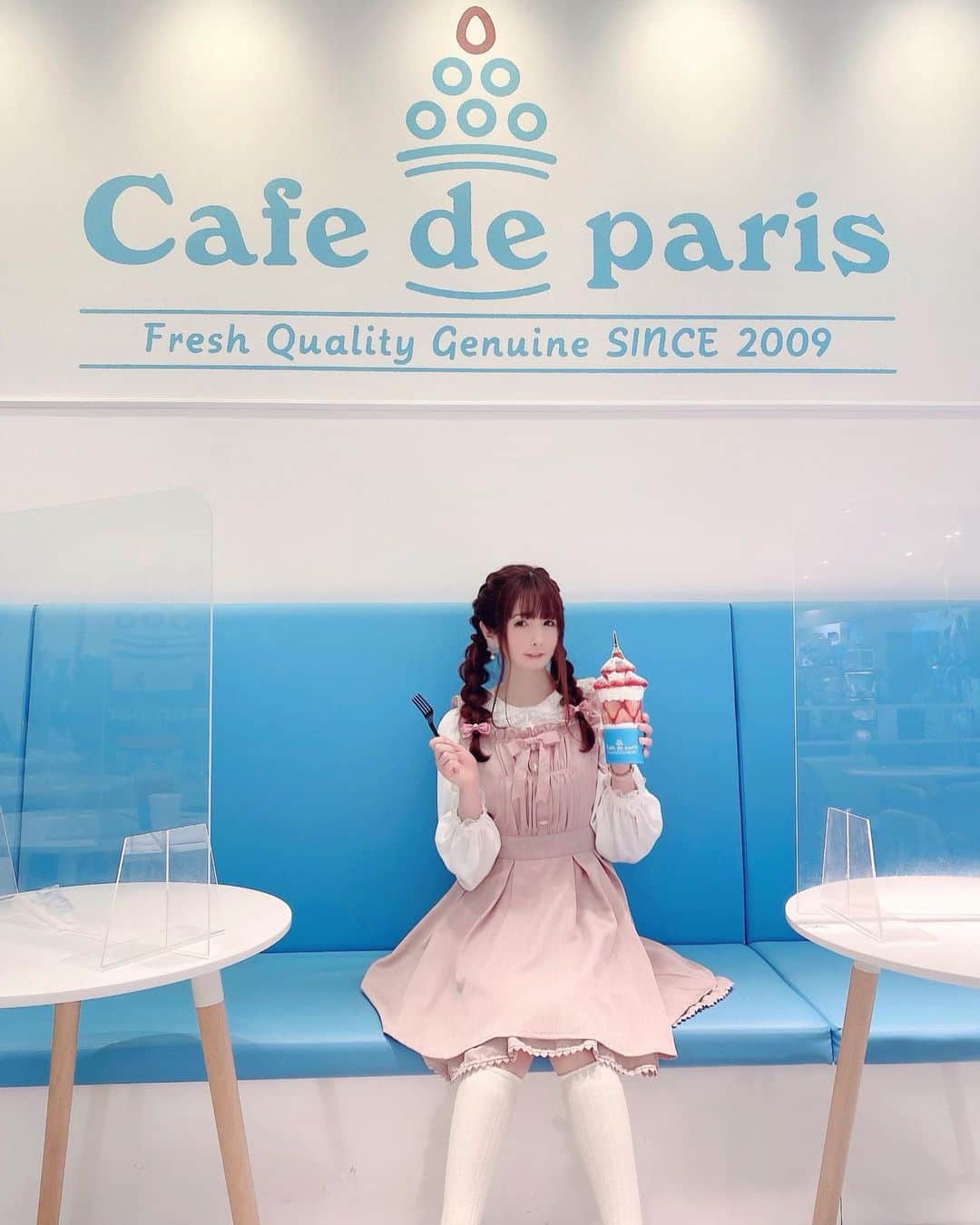 伊藤芽衣さんのインスタグラム写真 - (伊藤芽衣Instagram)「先日、﻿ お仕事の合間に﻿ ﻿ 公認インスタグラマーを﻿ させていただいている﻿ Cafe de paris さん♡﻿ （@cafedeparis_japan ）﻿ ﻿ 新宿ミロード店に﻿ お邪魔しました…♡﻿ ﻿ 大好きな﻿ ストロベリーボンボン🍓を﻿ いただきました♡﻿ ﻿ ちょっぴり疲れも﻿ たまってきていたので﻿ ﻿ いちごたっぷりの﻿ ボンボンは﻿ 疲労回復ばつぐんですね♡﻿ ﻿ なんだかいつも以上に﻿ おいしかったです🥺♡♡♡﻿ ﻿ 大好きなストロベリーボンボン🍓﻿ 期間が終了する前にお邪魔できて﻿ よかった…♡﻿ ﻿ 新宿ミロード店さんは﻿ 今回はじめてお邪魔したので﻿ お店の雰囲気もアップして﻿ おきます…♡﻿ ﻿ ♡♡♡♡♡﻿ ﻿ #カフェドパリ #cafedeparis ﻿ #カフェドパリ公認インスタグラマー﻿  #カフェドパリジャパン #新宿カフェ﻿ #韓国スイーツ #スイーツ女子 #スイーツ部﻿ #フルーツボンボン #東京スイーツ ﻿ #フォトジェニックカフェ ﻿ #ガーリーコーデ　#ガーリーファッション﻿ #リズリサ　#lizlisa」4月20日 8時09分 - itoumei
