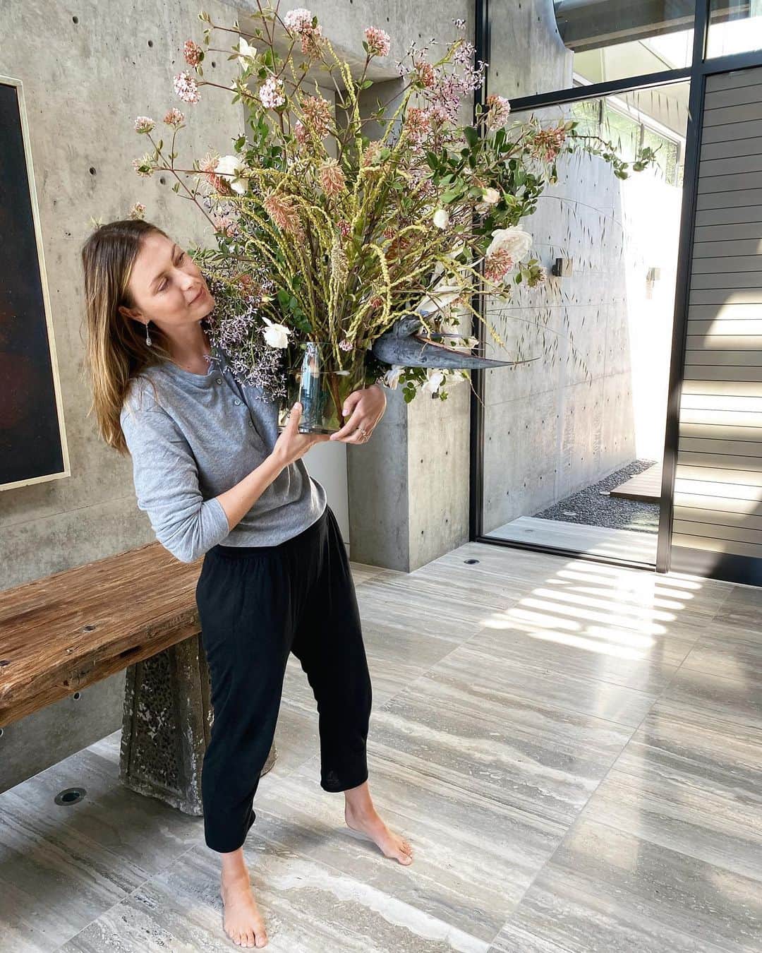 マリア・シャラポワのインスタグラム：「Woke up to this beyond gorgeous @renkofloral floral sculpture. You’ve set the bar very high for next year, @gilkesa 😉Thank you to each one of your messages, videos, and flowers—completely overwhelmed and feeling so loved! thank you thank you🤍🤎」