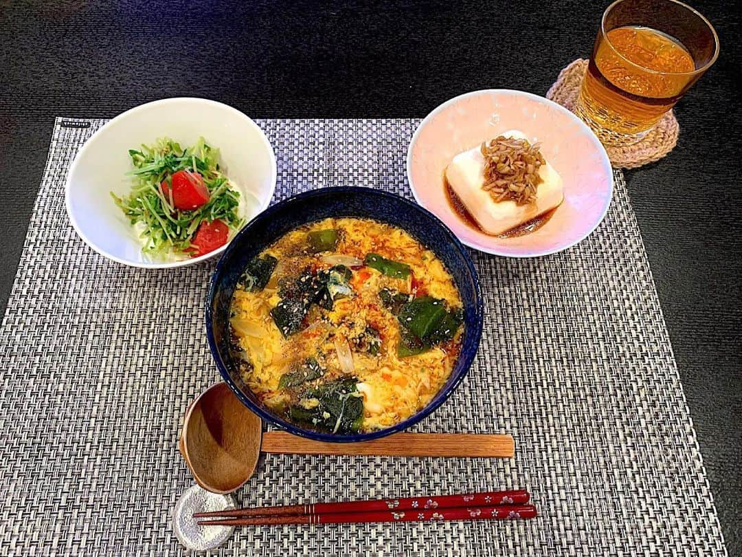 原史奈さんのインスタグラム写真 - (原史奈Instagram)「ある日のおうちご飯 どうしても酸辣湯麺が食べたくなり 中華三昧の袋麺にワカメ、ネギ、胡麻をプラスして 豆苗とトマトのサラダと ネギだれの豆腐やっこも食べてバランスを取って #おうちご飯 #酸辣湯麺 #大好き #中華三昧 #栄養バランス #禁酒デー ﻿#原史奈 #ゴルフ #ゴルフレッスン #ゴルフ女子#ゴルフ大好き #golf #ゴルフウエア #ゴルフコーデ #ゴルフグッズ #ゴルフ動画 #ping #ピン #ping女子 #gle2 #g410 #even #archivio #アルチビオ #cuartounited #instagolf」4月20日 8時43分 - fuminahara