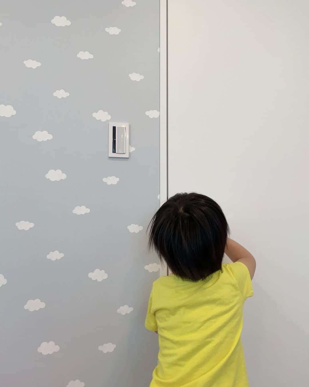川崎希さんのインスタグラム写真 - (川崎希Instagram)「おはよ〜☀️  子ども部屋でプラレール中🚆  もうすぐ習い事の時間だと思うとドアを閉めてアレクを追い出すおちびーぬ、、、  習い事に着くと笑顔なんだけど行くまではいつもこんなかんじ💓💓💓  ではではプラレールするよん👦👍  @ochibiochibinu  #3才」4月20日 8時46分 - kawasakinozomi
