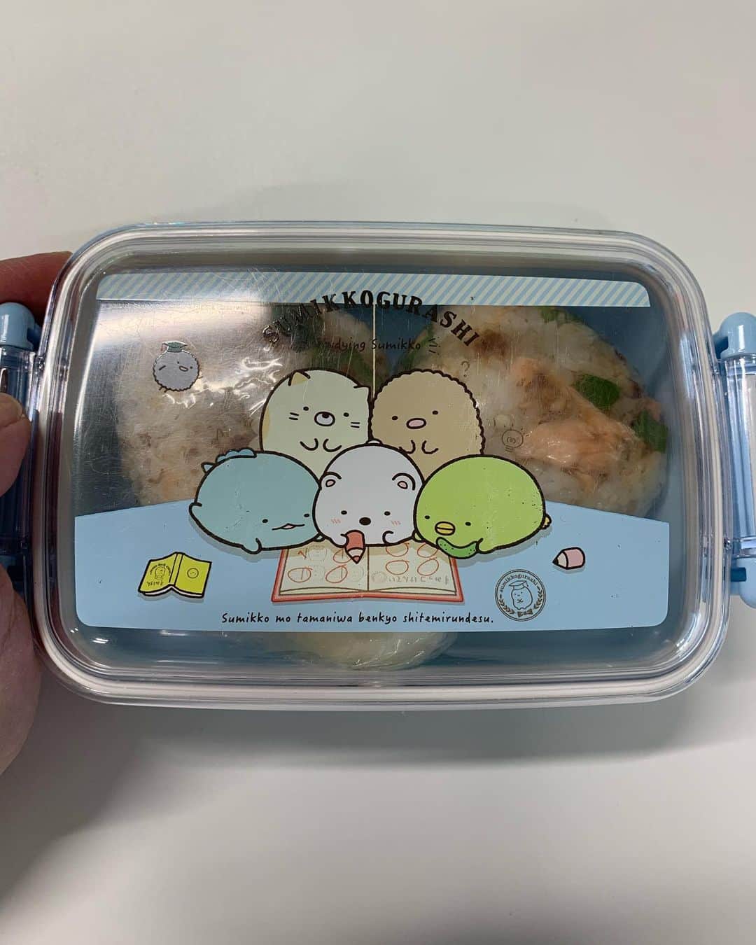 中澤裕子のインスタグラム：「・・  いつもラップに包んだおにぎりを カバンにそのまま入れてたけど いつも食べたい時見たら へんてこりんな形になってたので 娘のお弁当箱借りました。  食欲あまりないのだけど これなら好きな時に食べられる。  #子ども達の残り #すみっこぐらし  #火曜日 #生放送 #ももち浜ストア」