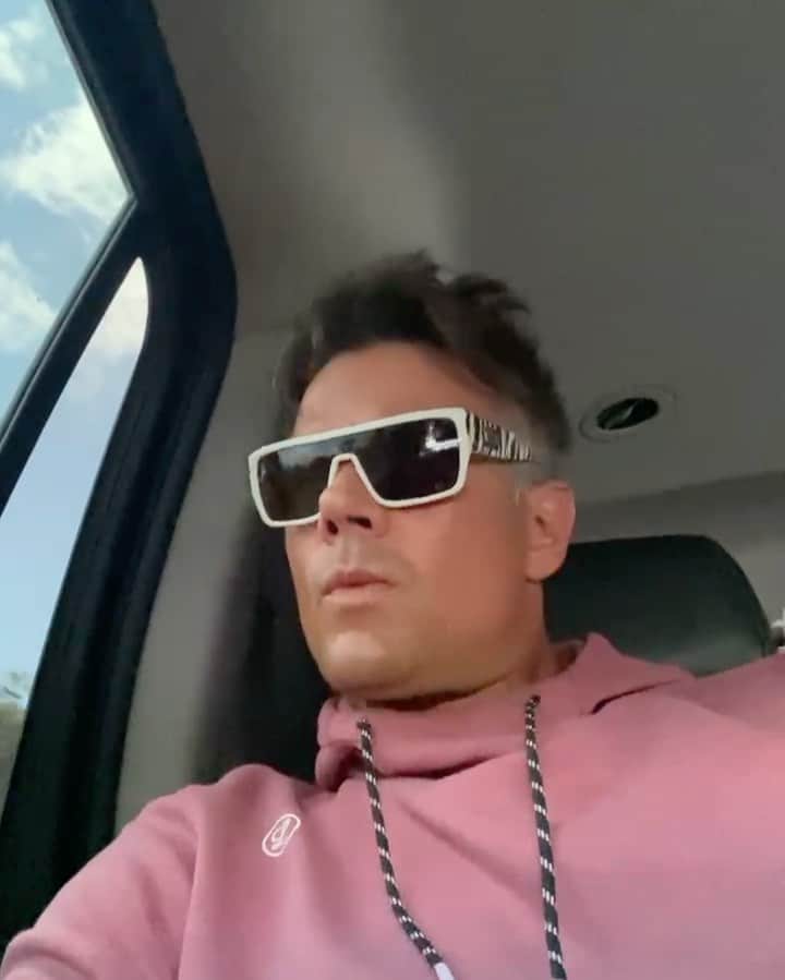 ジョシュ・デュアメルのインスタグラム：「In case you missed it, I’m still holding auditions for my new boy band. It’s going to be hotter than white tiger stripes on sunglasses, so hurry up and show me what you’ve got.」
