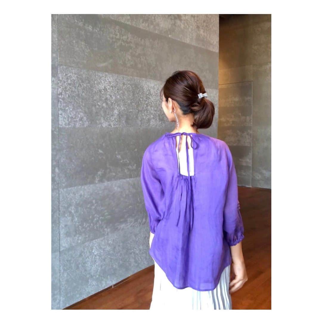 白戸ゆめのさんのインスタグラム写真 - (白戸ゆめのInstagram)「👗 . 《Mon》 tops: @divinique  skirt:スタイリスト私物  イオンモール岡山のセレクトショップ Divinique 岡山店さんにお借りしました🎀 . 麻素材で着心地も軽やか！ バックスタイルがかわいかったのに 番組では映らないのです😿 . #衣装 #女子アナ #女子アナコーデ #キャスター #アナウンサー #コーデ #全身コーデ #divinique #divinique岡山  #麻 #素材 #背中 #オープンスタイル #リボンがかわいい #衣装紹介 なのに #躍動感 すごい笑」4月20日 9時01分 - yumeno.s_