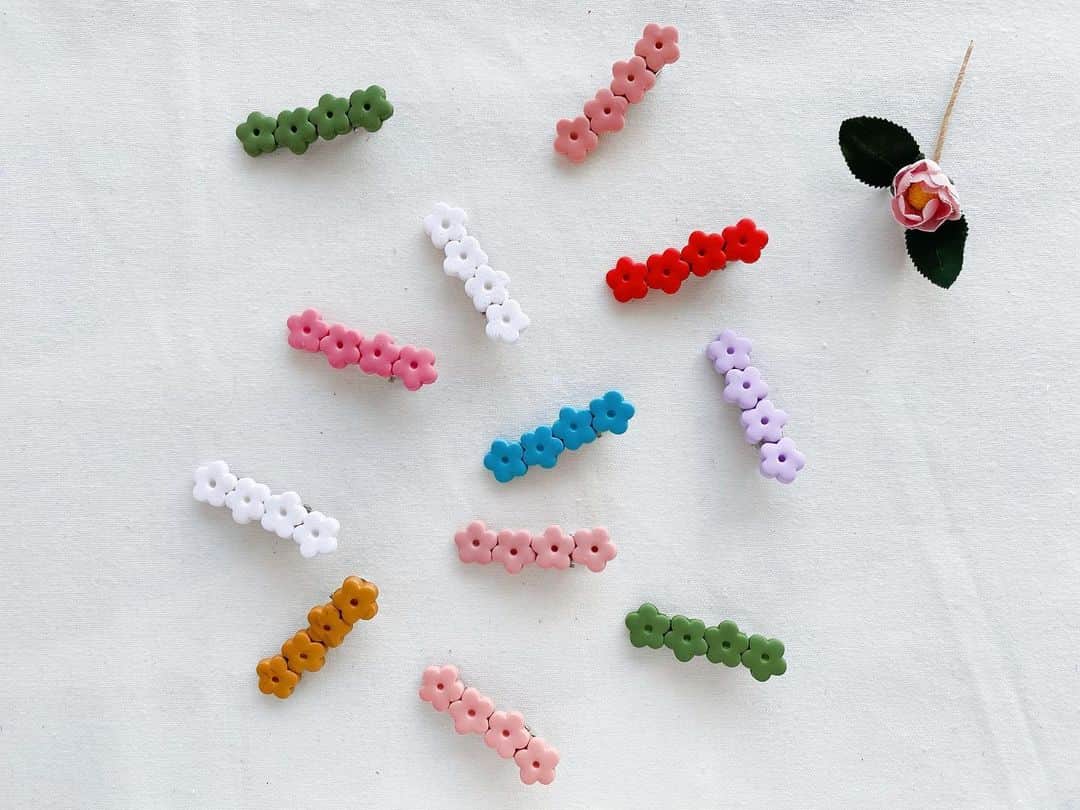 Kikko Designのインスタグラム：「Flower  clips🌸﻿ ﻿ 4セットのみですが﻿ オンラインへ掲載致します﻿ ﻿ お花がお好きな方、 タイミングが合いましたら、 ぜひ﻿ ﻿ ﻿ #hairclips﻿ #ヘアクリップ﻿ #女の子﻿ #女の子ママ ﻿ #女の子コーデ ﻿ #ヘアアレンジ﻿ #春カラー　﻿ #お花のヘアクリップ﻿ #お花アクセサリー ﻿ #春コーデ」