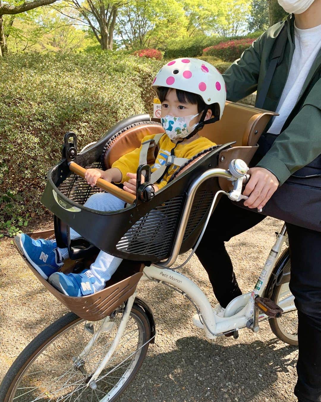 吉田奈央さんのインスタグラム写真 - (吉田奈央Instagram)「お天気良きの日🌞  家族でドライブがてら立川の昭和記念公園にいってきたよ🌷  自転車に乗ったり芝生でくつろいだり、 楽しい休日になったな〜！  お出かけの日はいつも電車かタクシー、チャリの3択なんだけど今回Anycaで車をシェアしてみたよ！  移動が車だとドライブという楽しさもあるからやっぱり楽しい🤎←楽さも半端ない(旦那に運転任せる)  Anycaは幅広く車の種類が取り揃えられてて、色やデザインを決めるのがそこも楽しみの魅力！ 一度は乗ってみたいオープンカーや高級車も気軽に乗れます←  子どもがいる方はチャイルドシート選択で選んだりもできるから安心よ👦  オーナーさんもすごく気さくな方でアルコールや椅子にスマホのフォルダーまで揃えてくれて… お陰で本当に楽しいドライブになりました✨  子どもも私もノリノリでした←私の最後の動画で楽しさ伝わる？🤣  ちょっと気分変えたい時や記念日デートの時などに使うのもありですね！ 私もまたシェアしようと思う🎈  Anycaアプリをダウンロードして会員登録時に招待コード『nao70818』 を入力すると2500円分のポイントがもらえるらしい←だいぶお得💜  ＊  @anyca_official  #anyca#エニカで乗ってみた#PR  #国営昭和記念公園#昭和記念公園#家族でお出かけ#子連れ#子供とお出かけ部##PORSCHE #チャイルドシート#ママと息子#2歳男の子#成長記録#スマイル育児#親子コーデ#ママコーデ#男の子ママ#ママカメラ」4月20日 9時36分 - nao70818