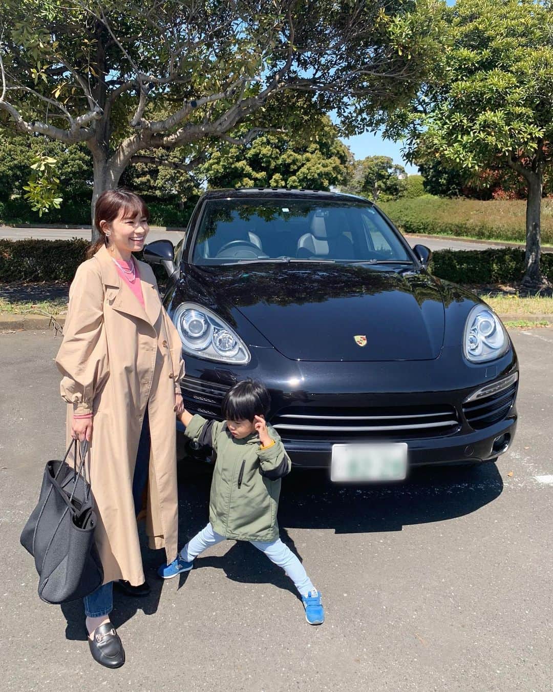 吉田奈央のインスタグラム：「お天気良きの日🌞  家族でドライブがてら立川の昭和記念公園にいってきたよ🌷  自転車に乗ったり芝生でくつろいだり、 楽しい休日になったな〜！  お出かけの日はいつも電車かタクシー、チャリの3択なんだけど今回Anycaで車をシェアしてみたよ！  移動が車だとドライブという楽しさもあるからやっぱり楽しい🤎←楽さも半端ない(旦那に運転任せる)  Anycaは幅広く車の種類が取り揃えられてて、色やデザインを決めるのがそこも楽しみの魅力！ 一度は乗ってみたいオープンカーや高級車も気軽に乗れます←  子どもがいる方はチャイルドシート選択で選んだりもできるから安心よ👦  オーナーさんもすごく気さくな方でアルコールや椅子にスマホのフォルダーまで揃えてくれて… お陰で本当に楽しいドライブになりました✨  子どもも私もノリノリでした←私の最後の動画で楽しさ伝わる？🤣  ちょっと気分変えたい時や記念日デートの時などに使うのもありですね！ 私もまたシェアしようと思う🎈  Anycaアプリをダウンロードして会員登録時に招待コード『nao70818』 を入力すると2500円分のポイントがもらえるらしい←だいぶお得💜  ＊  @anyca_official  #anyca#エニカで乗ってみた#PR  #国営昭和記念公園#昭和記念公園#家族でお出かけ#子連れ#子供とお出かけ部##PORSCHE #チャイルドシート#ママと息子#2歳男の子#成長記録#スマイル育児#親子コーデ#ママコーデ#男の子ママ#ママカメラ」