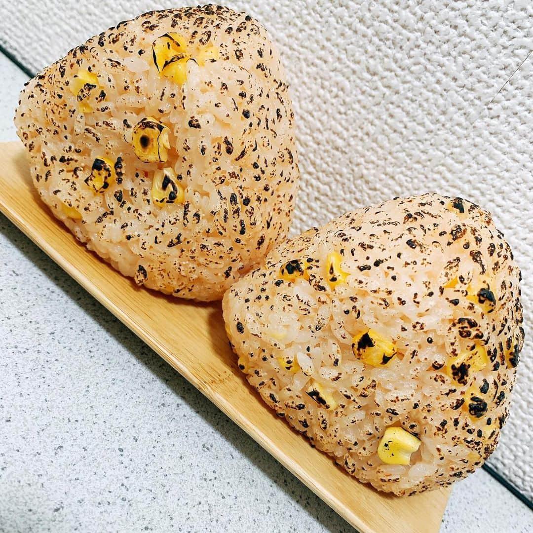 渡部おにぎりさんのインスタグラム写真 - (渡部おにぎりInstagram)「「明太チーズコーン焼きおにぎり」 香ばしい匂いがしていいですね！ 夏がそろそろ来る🌻  [レシピ] 1.といだ米に、コーンと水入れて炊く。 2.明太ソース、ミックスチーズ入れて混ぜる。 3.形にしてバーナーで炙ったら完成！  #おにぎり坊や#おにぎり#飯テロ#男子ご飯#自炊#レシピ#お昼#お昼ご飯#弁当#料理好きな人と繋がりたい#家庭料理#男飯#時短料理#簡単レシピ#おうちご飯#おうちご飯lover#一人暮らし#一人暮らし飯#貧乏飯#cooking#instafood#yuumy #明太子#チーズ#コーン#焼きおにぎり」4月20日 9時30分 - watabe_onigiri