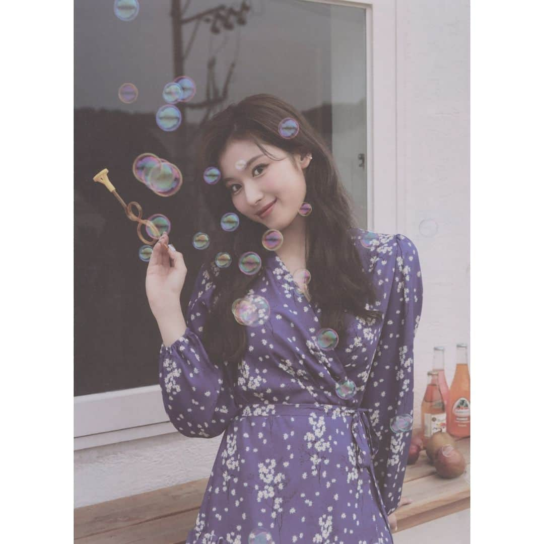 サナさんのインスタグラム写真 - (サナInstagram)「[SCAN] Yes I Am Sana photobook (10) . Cr. Njmsjmdct2 ーーーーーーーーーー Follow > @sana.twice.kr < . @twicetagram #TWICE#트와이스#ONCE#Sana#사나 #Nayeon#나연#Jeongyeon#정연#Momo#모모#Jihyo#지효#Mina#미나#Dahyun#다현#Chaeyoung#채영#Tzuyu#쯔위」4月20日 10時01分 - sana.twice.kr