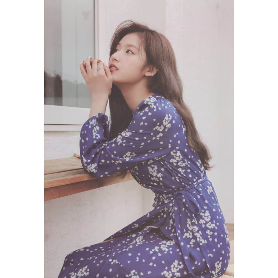 サナさんのインスタグラム写真 - (サナInstagram)「[SCAN] Yes I Am Sana photobook (10) . Cr. Njmsjmdct2 ーーーーーーーーーー Follow > @sana.twice.kr < . @twicetagram #TWICE#트와이스#ONCE#Sana#사나 #Nayeon#나연#Jeongyeon#정연#Momo#모모#Jihyo#지효#Mina#미나#Dahyun#다현#Chaeyoung#채영#Tzuyu#쯔위」4月20日 10時01分 - sana.twice.kr