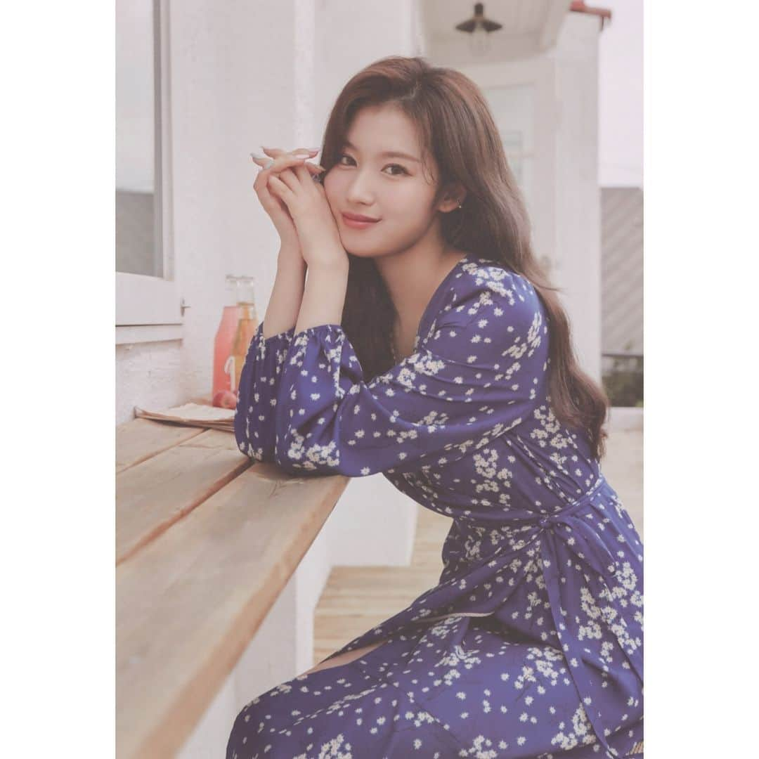 サナさんのインスタグラム写真 - (サナInstagram)「[SCAN] Yes I Am Sana photobook (10) . Cr. Njmsjmdct2 ーーーーーーーーーー Follow > @sana.twice.kr < . @twicetagram #TWICE#트와이스#ONCE#Sana#사나 #Nayeon#나연#Jeongyeon#정연#Momo#모모#Jihyo#지효#Mina#미나#Dahyun#다현#Chaeyoung#채영#Tzuyu#쯔위」4月20日 10時01分 - sana.twice.kr