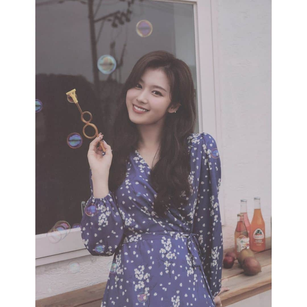 サナさんのインスタグラム写真 - (サナInstagram)「[SCAN] Yes I Am Sana photobook (10) . Cr. Njmsjmdct2 ーーーーーーーーーー Follow > @sana.twice.kr < . @twicetagram #TWICE#트와이스#ONCE#Sana#사나 #Nayeon#나연#Jeongyeon#정연#Momo#모모#Jihyo#지효#Mina#미나#Dahyun#다현#Chaeyoung#채영#Tzuyu#쯔위」4月20日 10時01分 - sana.twice.kr