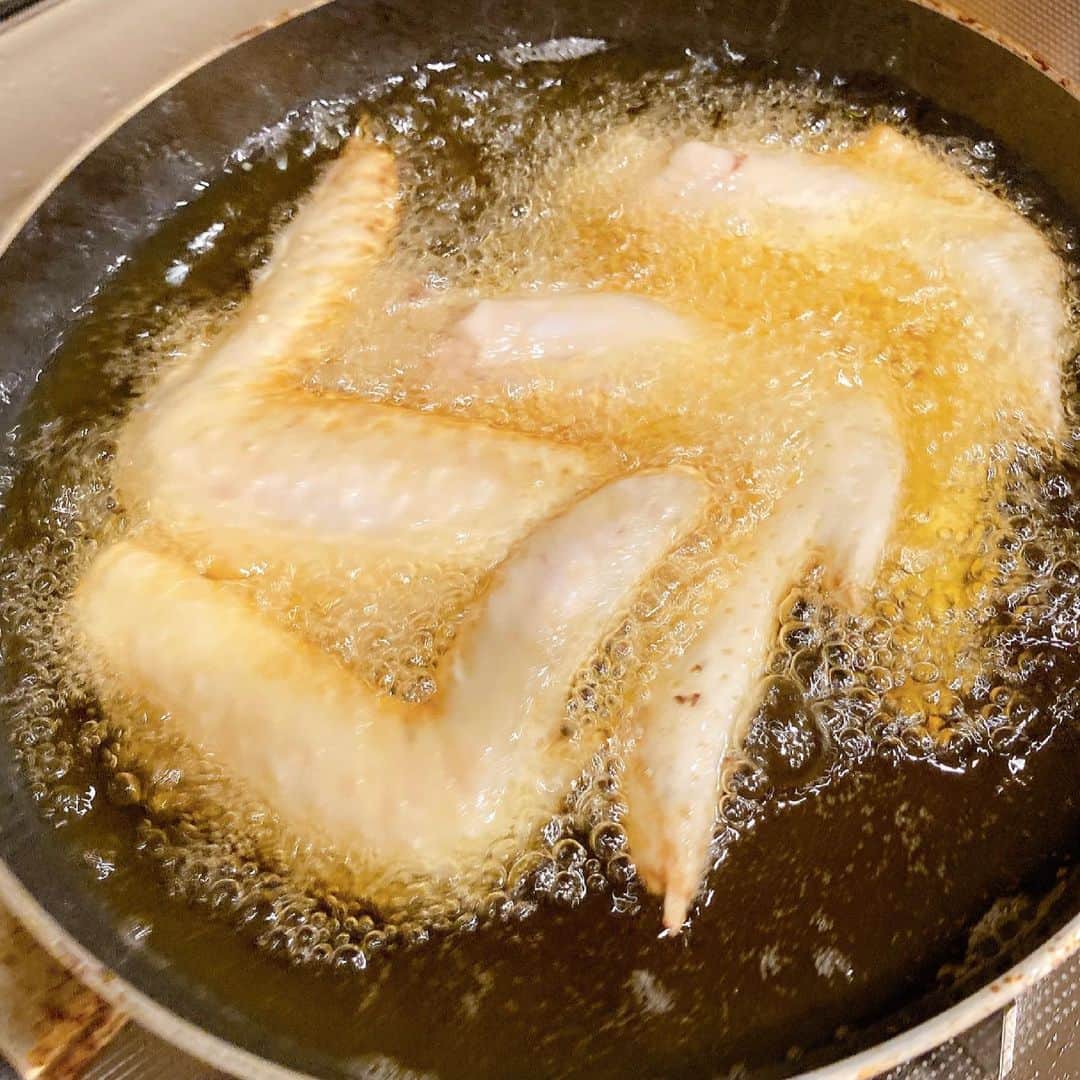 安藤優子さんのインスタグラム写真 - (安藤優子Instagram)「さて、これからリモート打ち合わせの前に、昨晩の#家ご飯 から、です！  一品目は、長芋の黄身醤油和え。  長芋は酢水にさらして、ポリ袋でたたきます。少し食感がゴツゴツあるくらいが、私は好きです。  そこに前の晩に、黄身だけを麺つゆに漬けておいたものを、ポトリと落とします。 おしまい！（笑）  ホントは刻み海苔や青ネギを散らした方がインスタ映え⁇するのですが（笑）昨日は割愛しました。 マグロを足してもいいですよね。  もう一品は、手羽先を素揚げして、油をよく切ったら、塩と胡椒2種類で混ぜて、からめます。おしまい！（笑）  粗挽き胡椒と普通のテーブル胡椒を混ぜて多めに絡ませるのがポイントです。  なんでも簡単で美味しいが一番ですよね。  毎日のことなので、無理しないのが信条です!  よかったらお試しくださいね。  #長芋の黄身醤油和え #手羽先の唐揚げ ダブル胡椒 #安藤優子」4月20日 10時29分 - yukoando0203