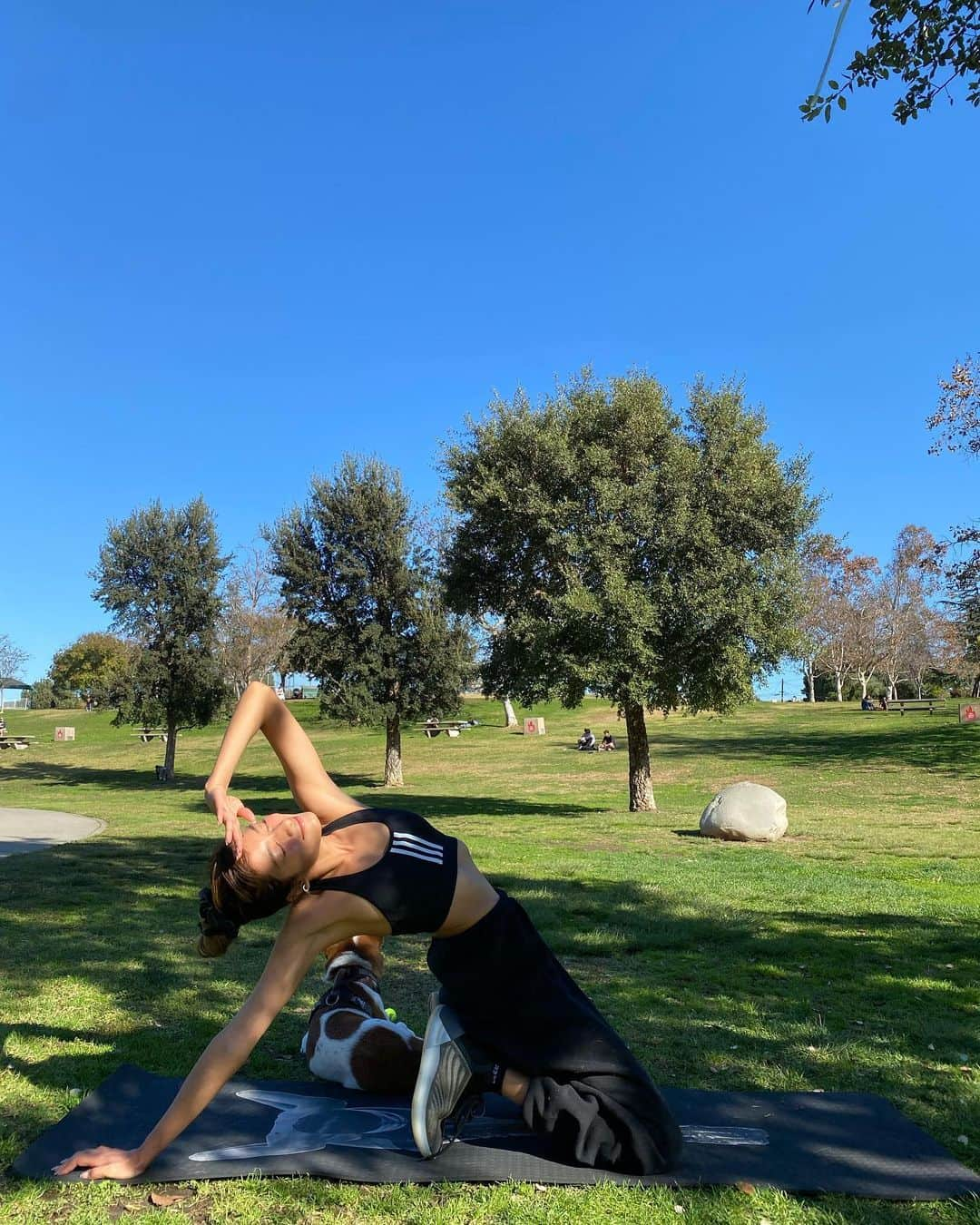 ローラさんのインスタグラム写真 - (ローラInstagram)「Let’s workout 😆🏋🏽‍♀️⛰✨ 運動のモチベーションを上げるためにしていること、、、それは、、、無になることと気分が上がる格好をする事❕　大変だから嫌だな〜って考えると言霊があるように、そうなってしまうから、朝はみがきをしに洗面台に向かうみたいに、もう習慣化しちゃうの❕　ライフスタイルの一部のように習慣化したら、もう脳にも体にもいい事がたくさんおきるはずだよ😆♥️ そして、運動はエコ（愛）に目覚める効果もあるとおもうんだ🌱全ては繋がっているからね❕  And。。みんなの運動のモチベーションの上げ方もしりたいっな💕」4月20日 10時32分 - rolaofficial