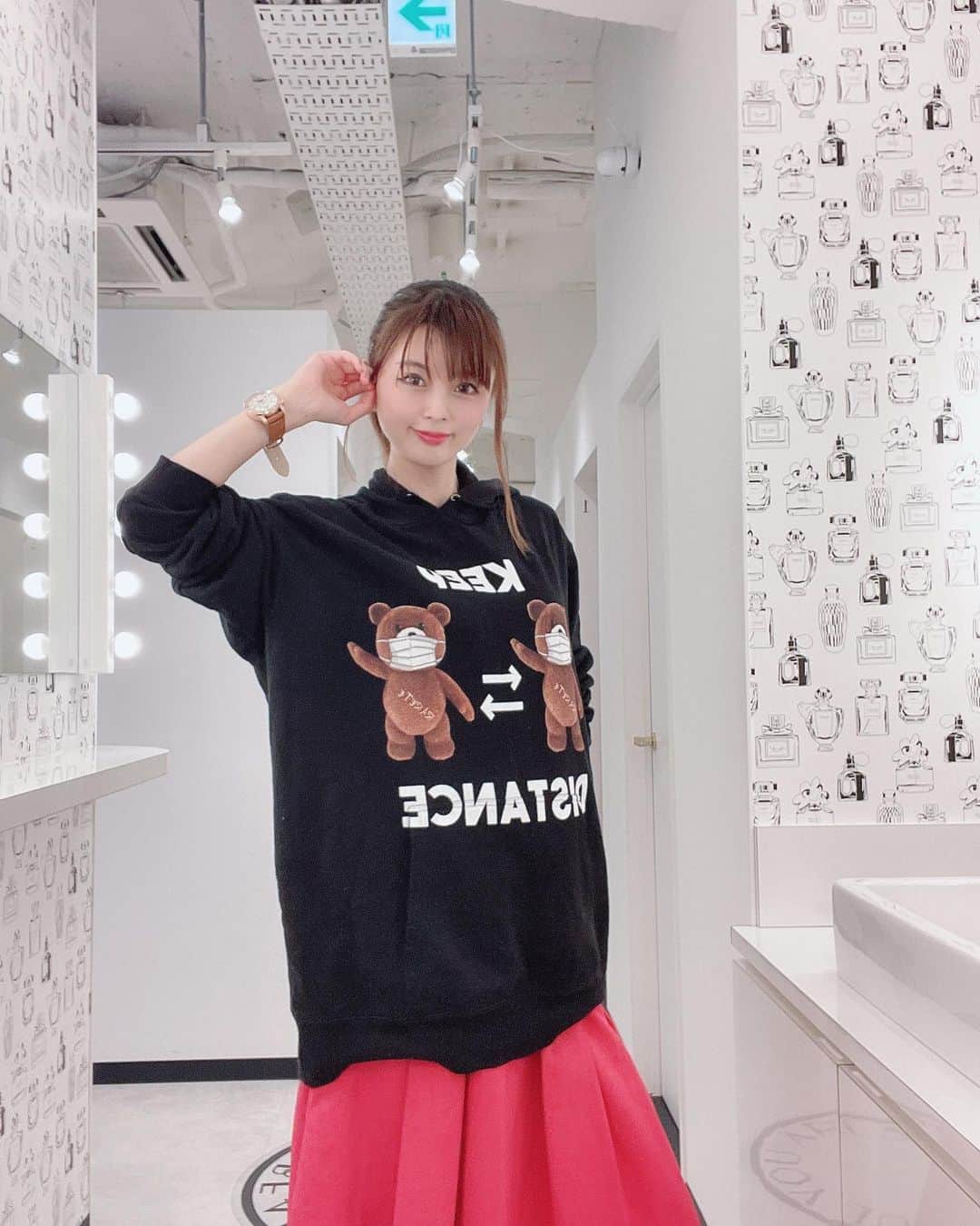 satomiさんのインスタグラム写真 - (satomiInstagram)「♡エステday♡ ・ VICTORIA SELFESTE 表参道店 （@victoria_selfeste)✨✨ ・ 今日はくびれ作り🐷 ・ saatoomii47のインスタを見たでお水やVICTORIA オリジナル酵素プレゼントしてくれるし体験無料¥0なのでぜひ行ってみてね💕 業界最安値の月額5800円〜マシン使い放題！ ・ 今日のコーデは【InRed】にて桐谷美玲さん着用のLOBORの時計！お揃いにしました😎 気になる方はどうぞ下記のクーポンをお使いください💕  ______________________________ ⌚️→(@loborjapan) クーポンコード【saatodm05】で10%OFF (クーポン使用期限は本日より1年間) ・ ______________________________ ・ 美容のサブスクViday(@viday_official )🌸 凄くおすすめ！エステにジムにネイルなど通い放題だから活用するしかない😎✨✨ ・ ・   #Victoria selfeste #victoria #ヴィクトリアセルフエステ  #定額制セルフエステ #セルフエステ #エステ #エステ通い放題  #Viday  #公認アンバサダー  #美容サロン  #通い放題 #サブスク #サブスク美容 #エステ #美脚 #表参道美容 #ジム #トレーニング #lobor  #ロバー  #腕時計  #時計  #手元倶楽部  #ファッションウォッチ  #ギフト」4月20日 10時48分 - saatoomii47
