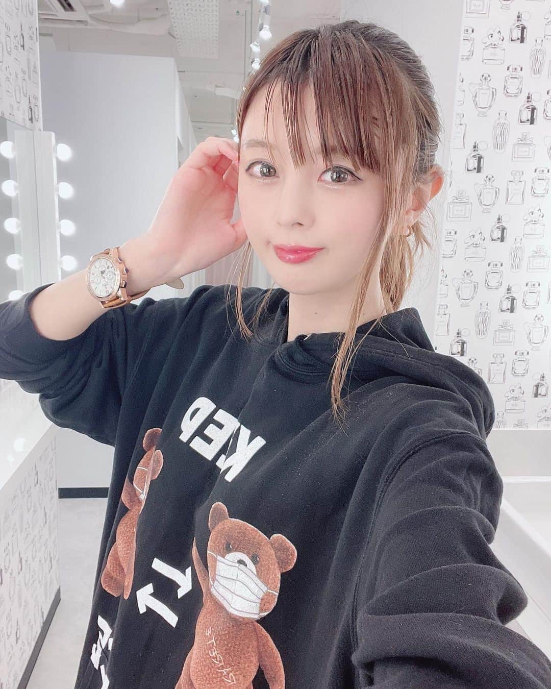 satomiさんのインスタグラム写真 - (satomiInstagram)「♡エステday♡ ・ VICTORIA SELFESTE 表参道店 （@victoria_selfeste)✨✨ ・ 今日はくびれ作り🐷 ・ saatoomii47のインスタを見たでお水やVICTORIA オリジナル酵素プレゼントしてくれるし体験無料¥0なのでぜひ行ってみてね💕 業界最安値の月額5800円〜マシン使い放題！ ・ 今日のコーデは【InRed】にて桐谷美玲さん着用のLOBORの時計！お揃いにしました😎 気になる方はどうぞ下記のクーポンをお使いください💕  ______________________________ ⌚️→(@loborjapan) クーポンコード【saatodm05】で10%OFF (クーポン使用期限は本日より1年間) ・ ______________________________ ・ 美容のサブスクViday(@viday_official )🌸 凄くおすすめ！エステにジムにネイルなど通い放題だから活用するしかない😎✨✨ ・ ・   #Victoria selfeste #victoria #ヴィクトリアセルフエステ  #定額制セルフエステ #セルフエステ #エステ #エステ通い放題  #Viday  #公認アンバサダー  #美容サロン  #通い放題 #サブスク #サブスク美容 #エステ #美脚 #表参道美容 #ジム #トレーニング #lobor  #ロバー  #腕時計  #時計  #手元倶楽部  #ファッションウォッチ  #ギフト」4月20日 10時48分 - saatoomii47