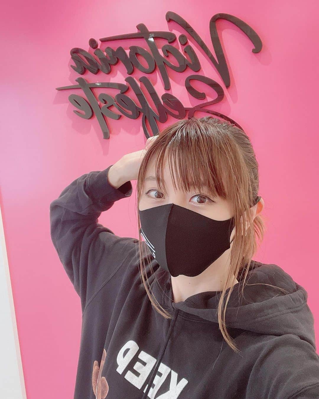 satomiさんのインスタグラム写真 - (satomiInstagram)「♡エステday♡ ・ VICTORIA SELFESTE 表参道店 （@victoria_selfeste)✨✨ ・ 今日はくびれ作り🐷 ・ saatoomii47のインスタを見たでお水やVICTORIA オリジナル酵素プレゼントしてくれるし体験無料¥0なのでぜひ行ってみてね💕 業界最安値の月額5800円〜マシン使い放題！ ・ 今日のコーデは【InRed】にて桐谷美玲さん着用のLOBORの時計！お揃いにしました😎 気になる方はどうぞ下記のクーポンをお使いください💕  ______________________________ ⌚️→(@loborjapan) クーポンコード【saatodm05】で10%OFF (クーポン使用期限は本日より1年間) ・ ______________________________ ・ 美容のサブスクViday(@viday_official )🌸 凄くおすすめ！エステにジムにネイルなど通い放題だから活用するしかない😎✨✨ ・ ・   #Victoria selfeste #victoria #ヴィクトリアセルフエステ  #定額制セルフエステ #セルフエステ #エステ #エステ通い放題  #Viday  #公認アンバサダー  #美容サロン  #通い放題 #サブスク #サブスク美容 #エステ #美脚 #表参道美容 #ジム #トレーニング #lobor  #ロバー  #腕時計  #時計  #手元倶楽部  #ファッションウォッチ  #ギフト」4月20日 10時48分 - saatoomii47