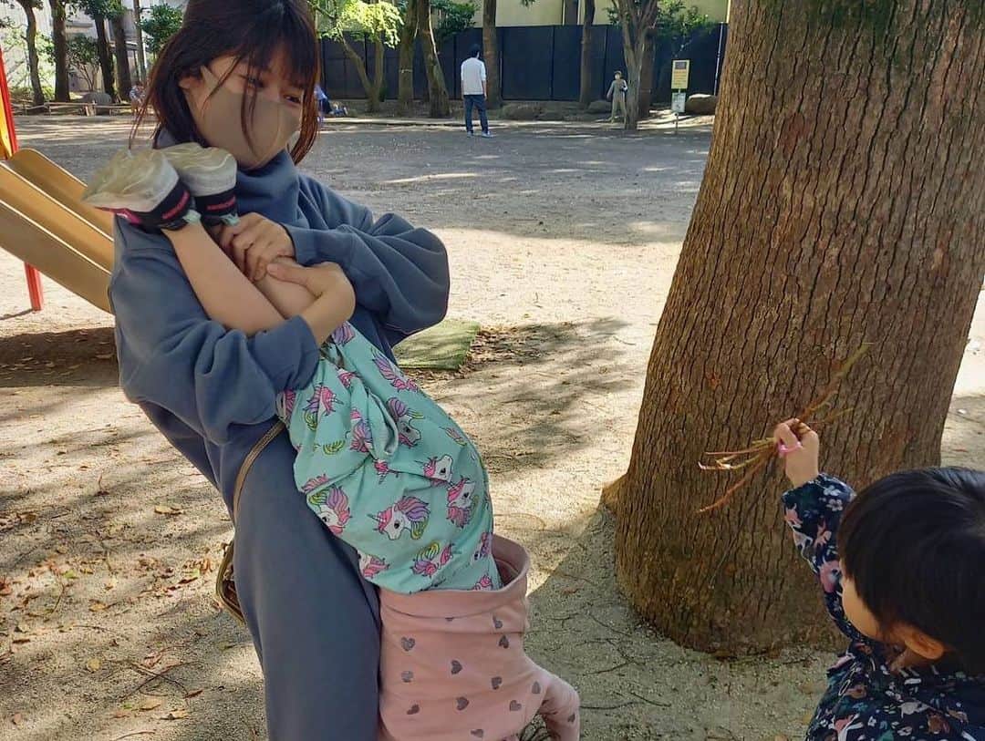 小林礼奈さんのインスタグラム写真 - (小林礼奈Instagram)「娘、遊びに来たは良いけれど…全然遊具で遊んでくれず私にひっついてきます🤣  #公園コーデ  #ショルダーバッグコーデ  #楽ちんコーデ」4月20日 11時08分 - kobayashi_ayana0218